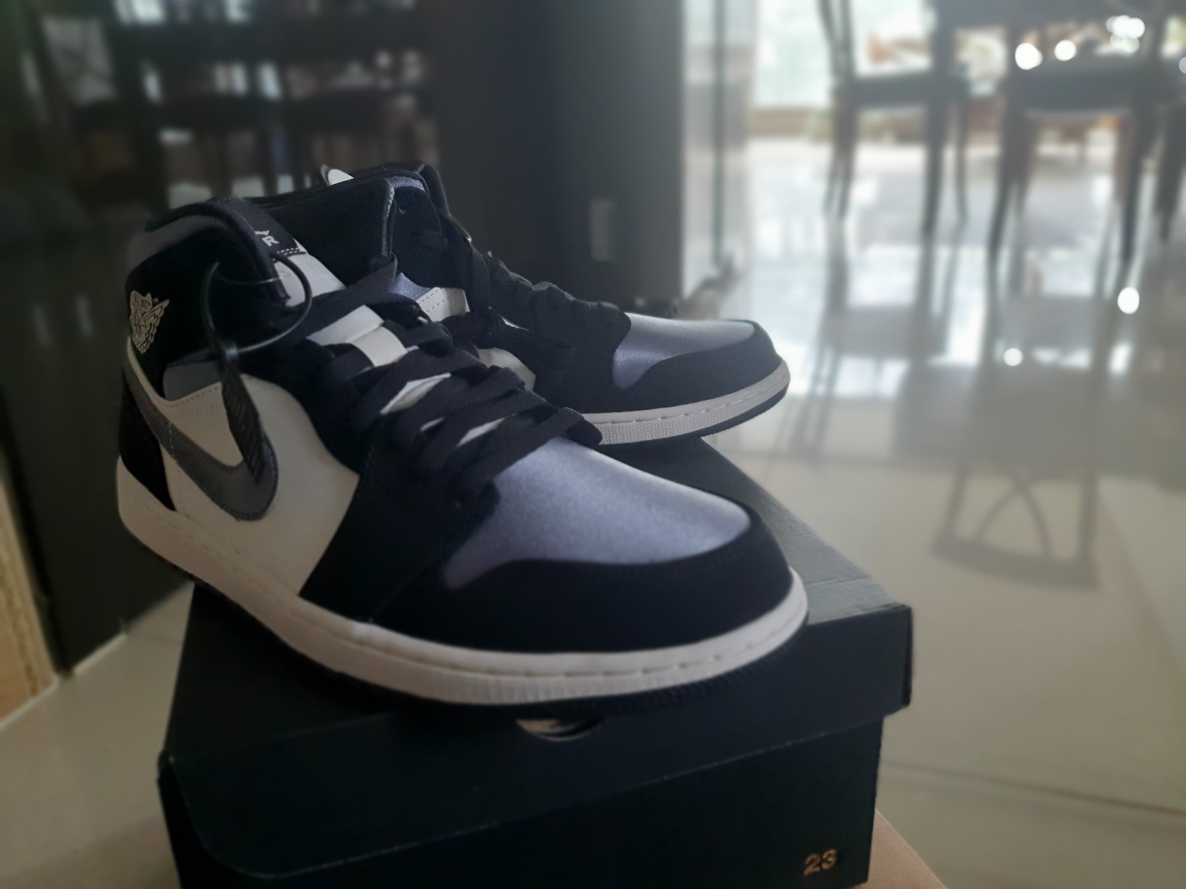 Jordan 1 Mid Satin Grey Toe 착용 스타일