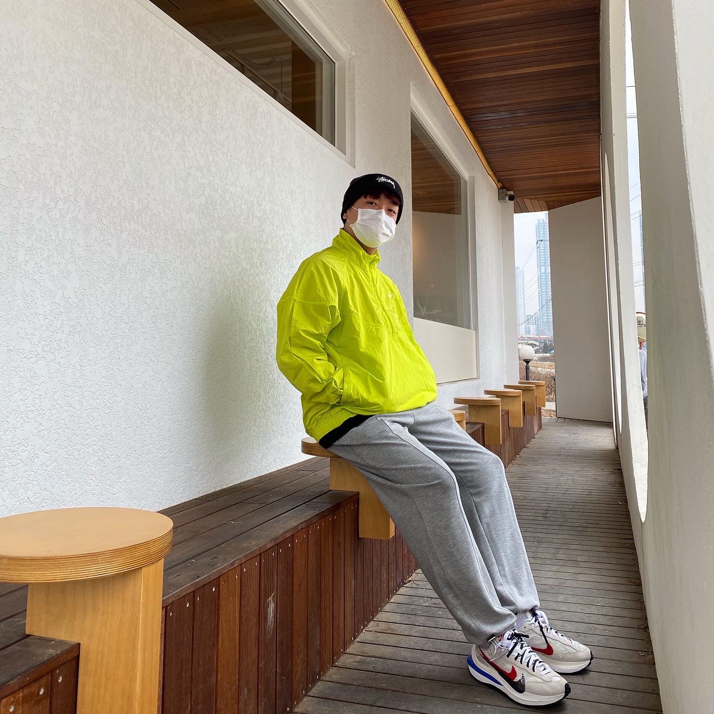 Nike x Stussy Windrunner Jacket Bright Cactus, Nike x Stussy Cuff Beanie Black 착용 스타일 - 2