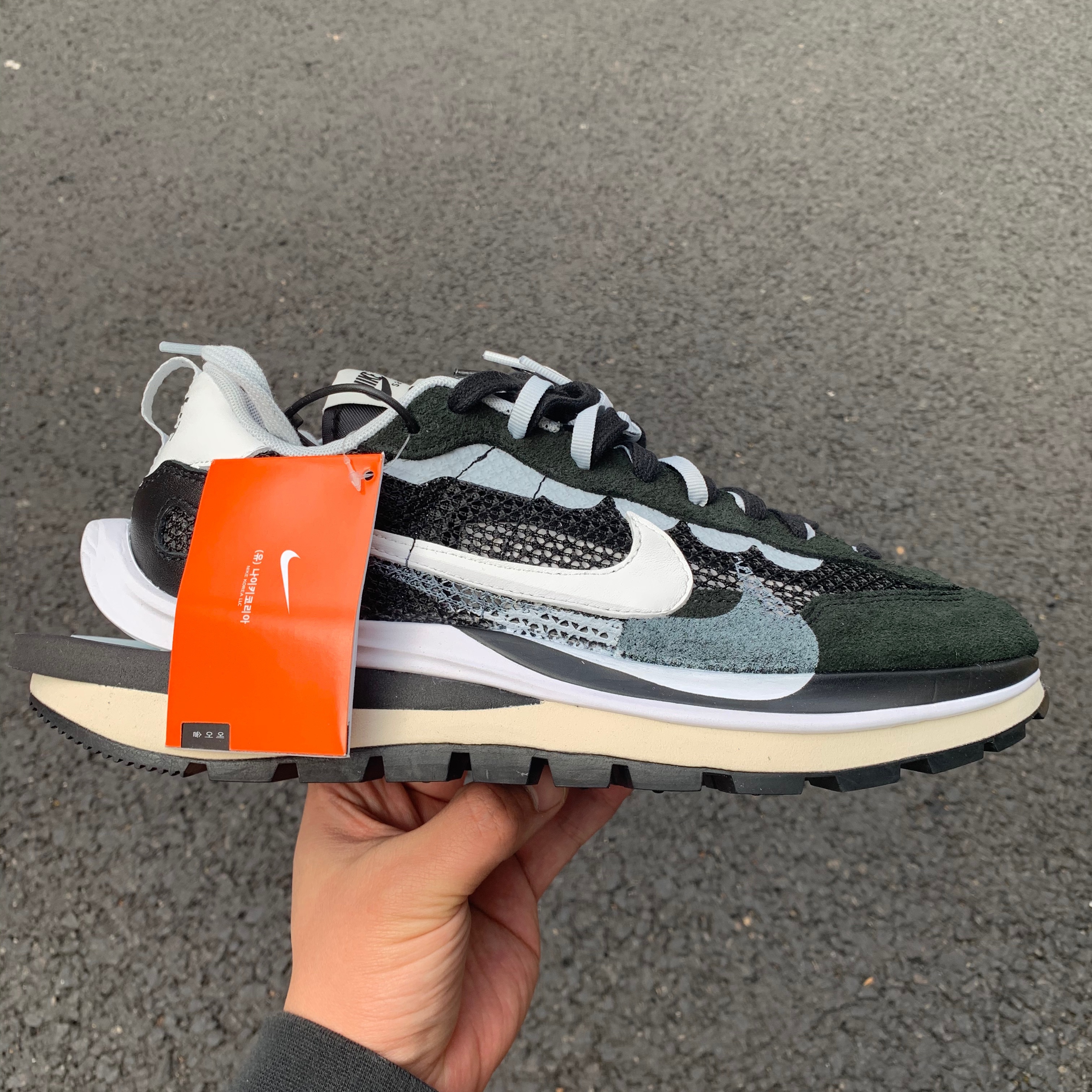 Nike x Sacai VaporWaffle Black White 착용 스타일