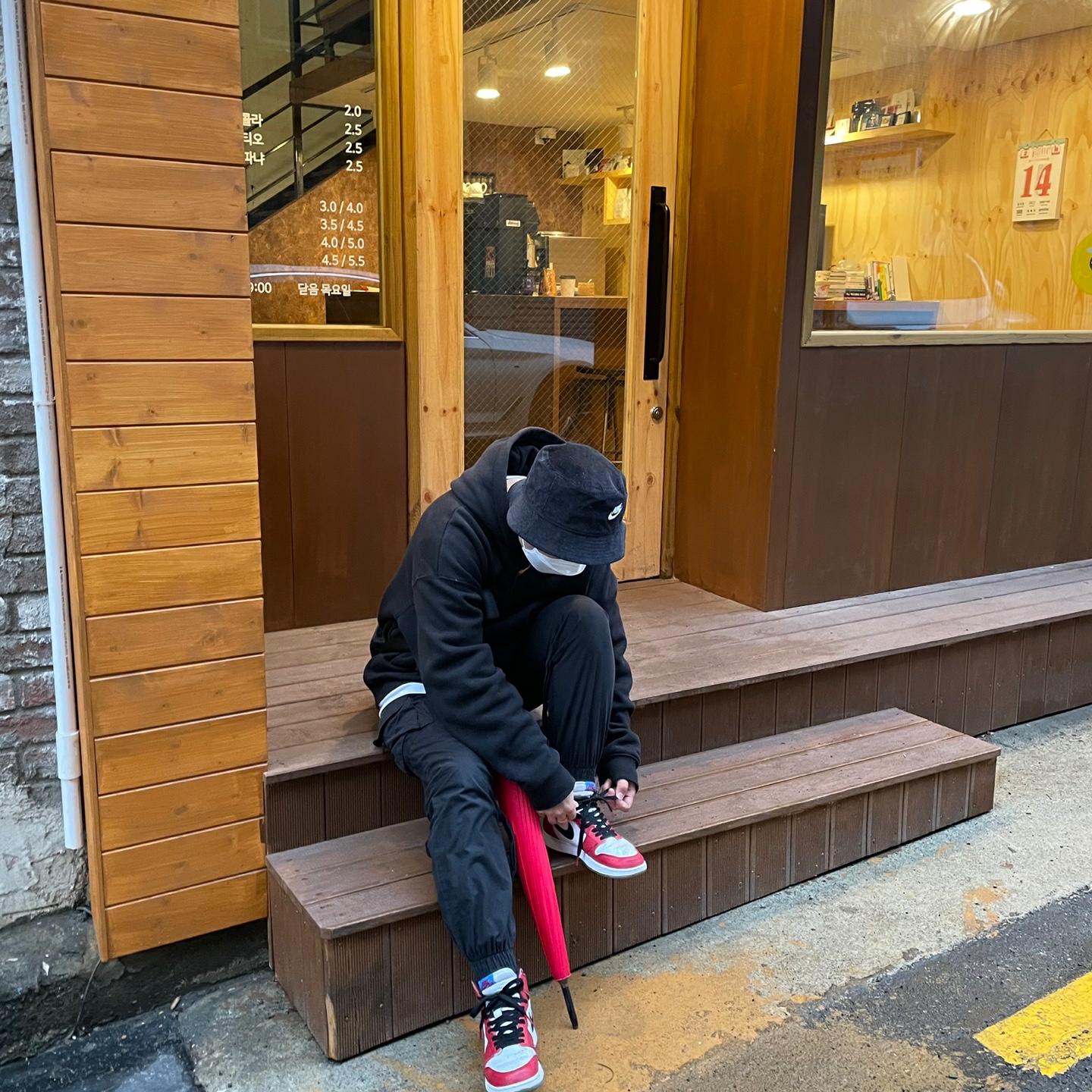 (GS) Jordan 1 Retro High Spider-Man Origin Story, Nike Futura Corduroy Bucket Black 착용 스타일 - 1