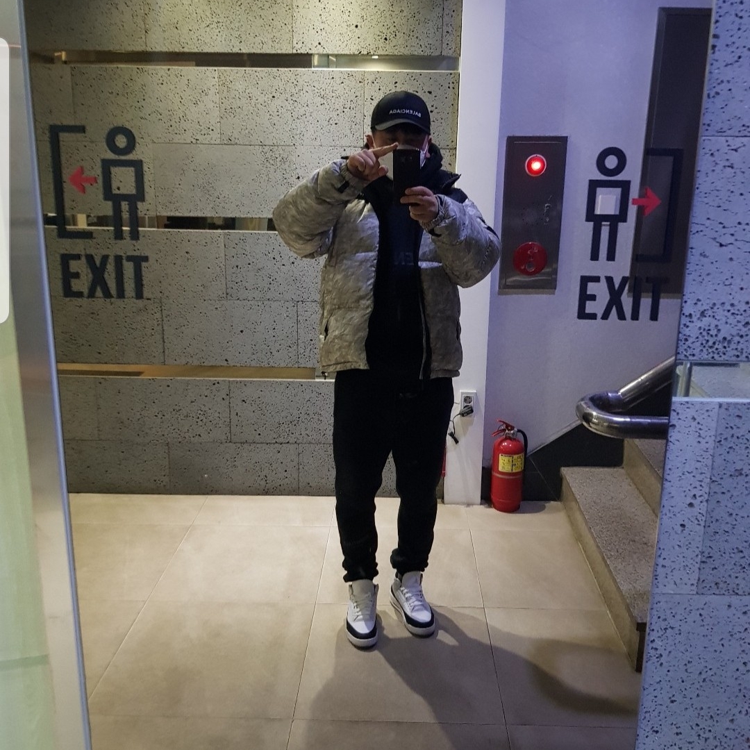 Jordan 3 x Fragment Retro SP White Black, Supreme x The North Face Paper Print Nuptse Jacket - 19FW 착용 스타일