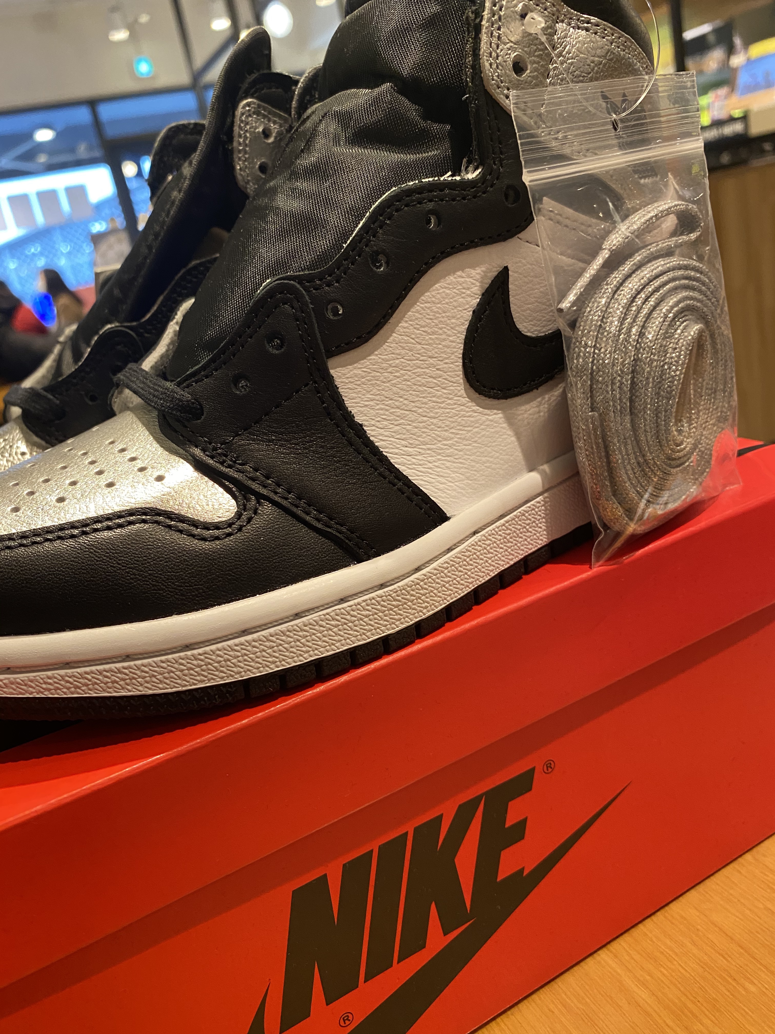 (W) Jordan 1 Retro High OG Silver Toe 착용 스타일 - 3