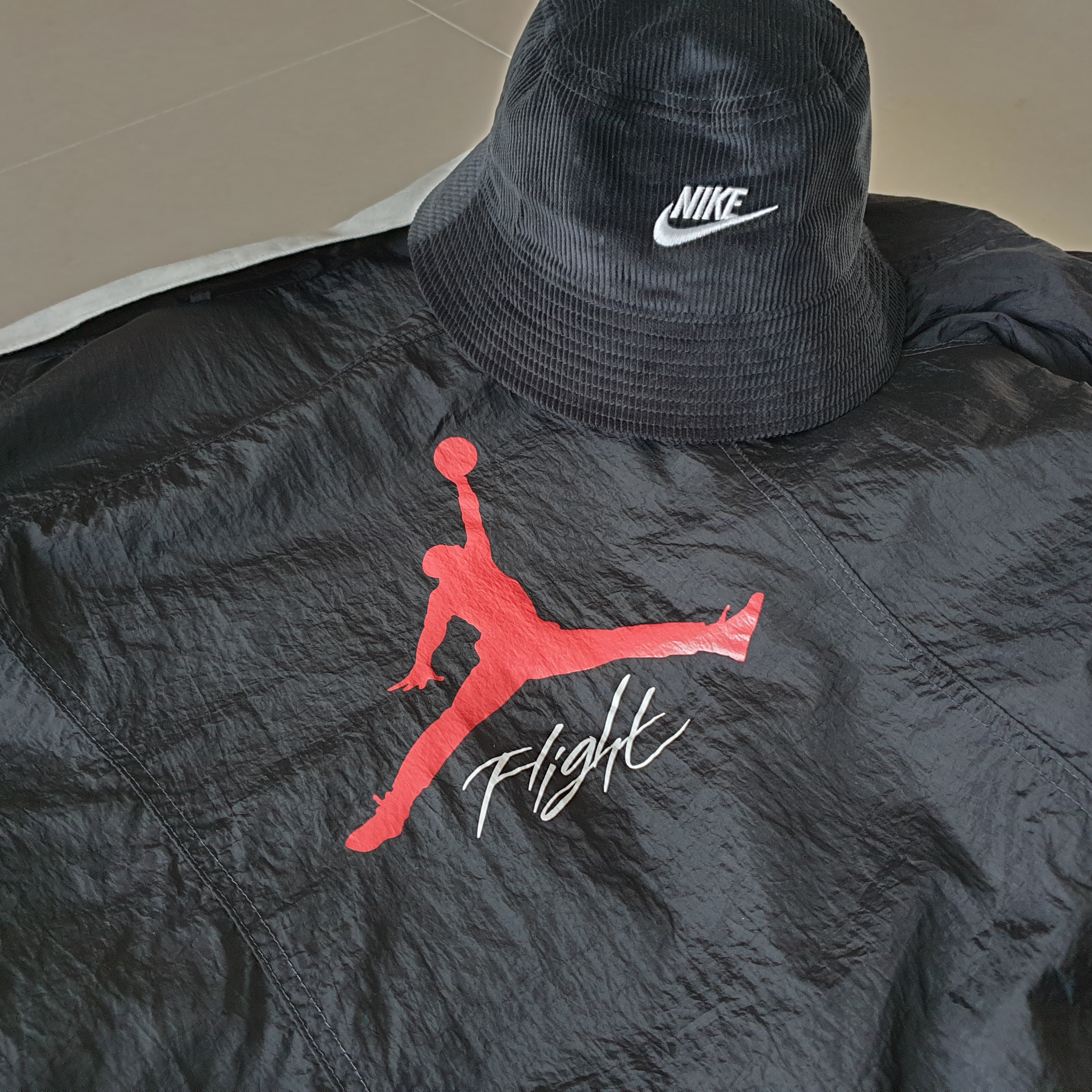 Nike Futura Corduroy Bucket Black, Jordan x Levi's Reversible Trucker Jacket White Black 착용 스타일 - 5