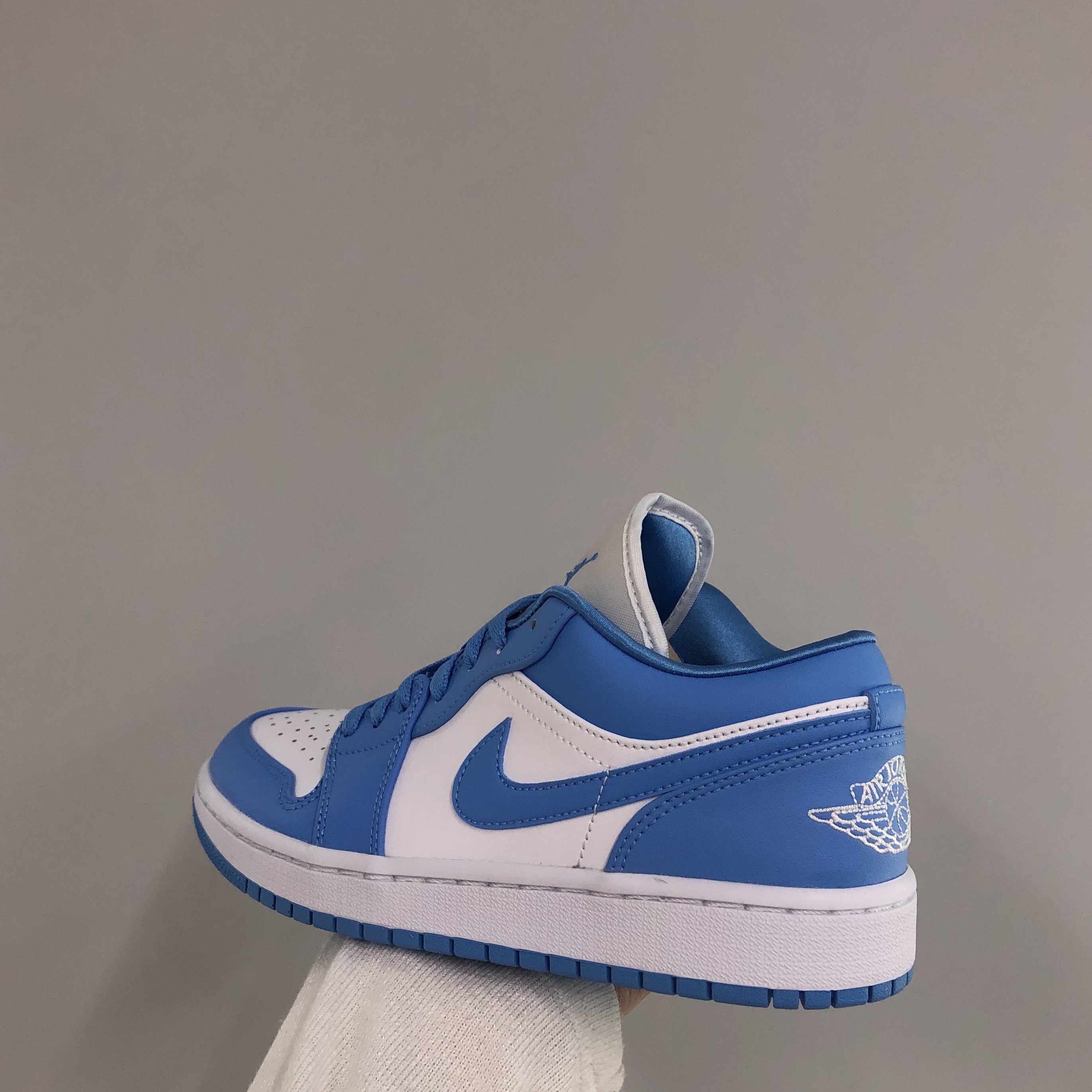 (W) Jordan 1 Low UNC University Blue 착용 스타일 - 2