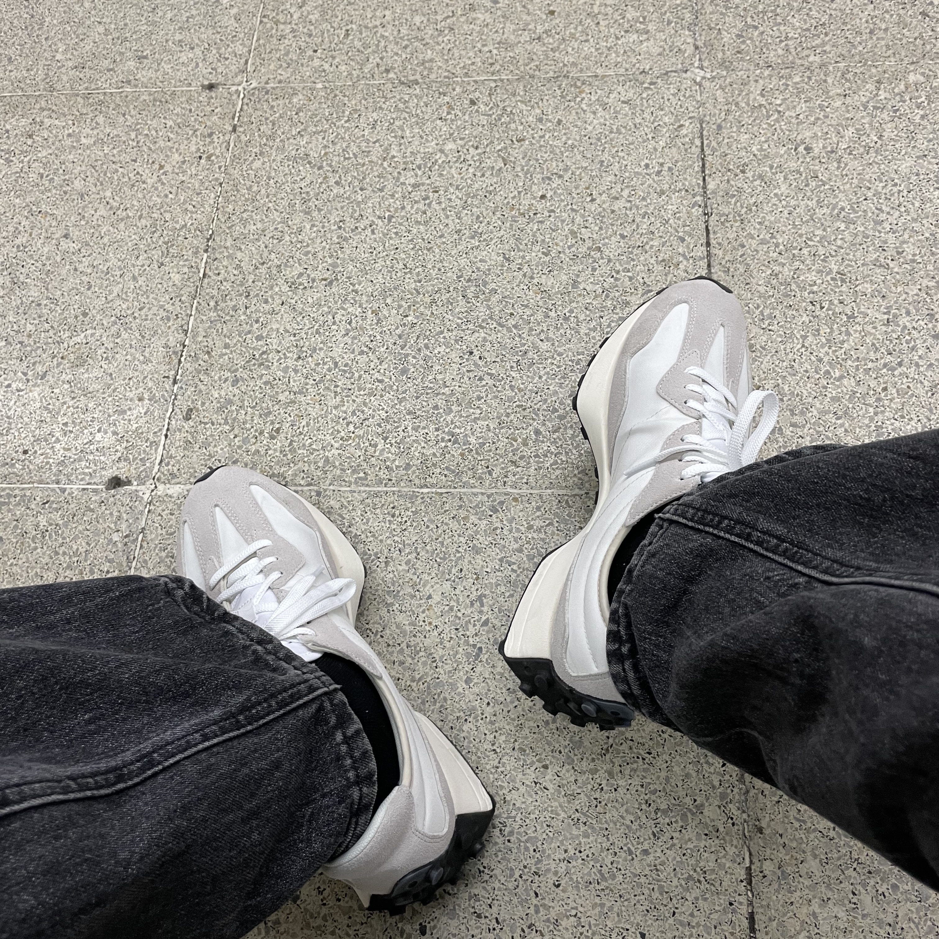 New Balance 327 White Black 착용 스타일 - 2