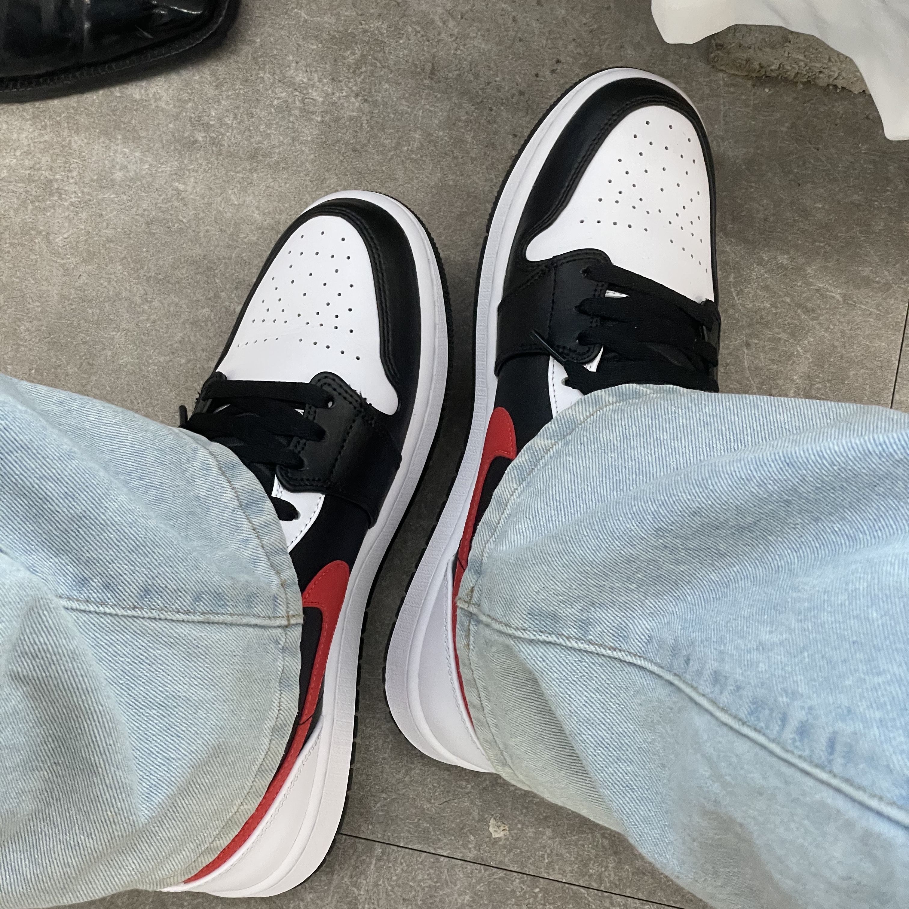 Jordan 1 Mid Black Chile Red 착용 스타일 - 1