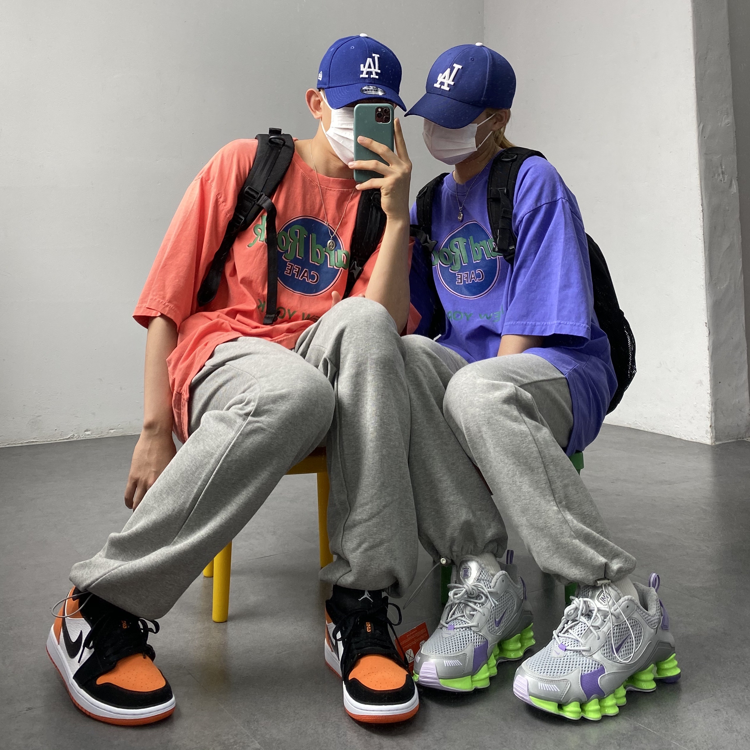 Jordan 1 Low Shattered Backboard, (W) Nike Shox TL Nova SP Grey Neon 착용 스타일