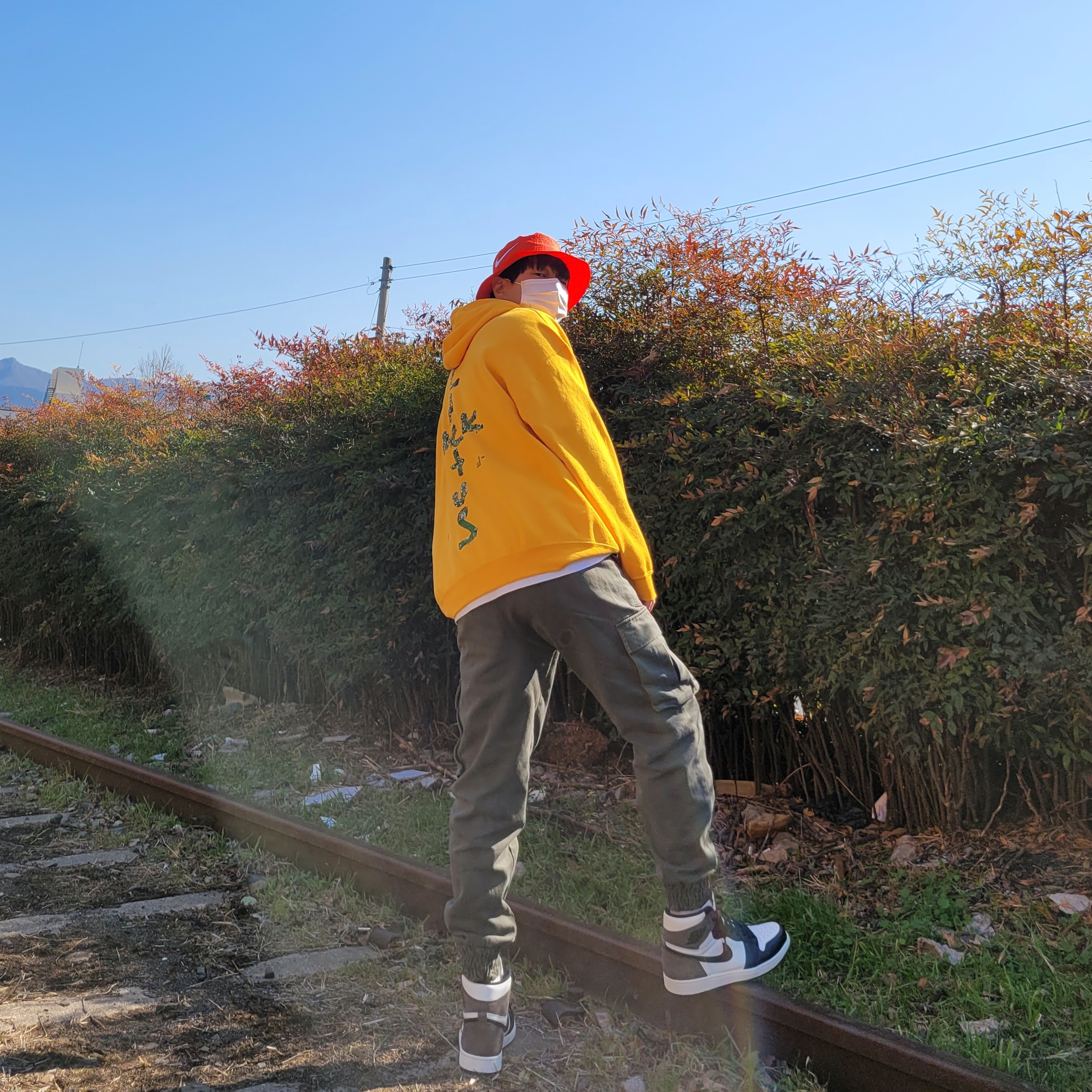 Nike x Stussy Bucket Hat Habanero Red, Jordan 1 Retro High OG Black Mocha 착용 스타일