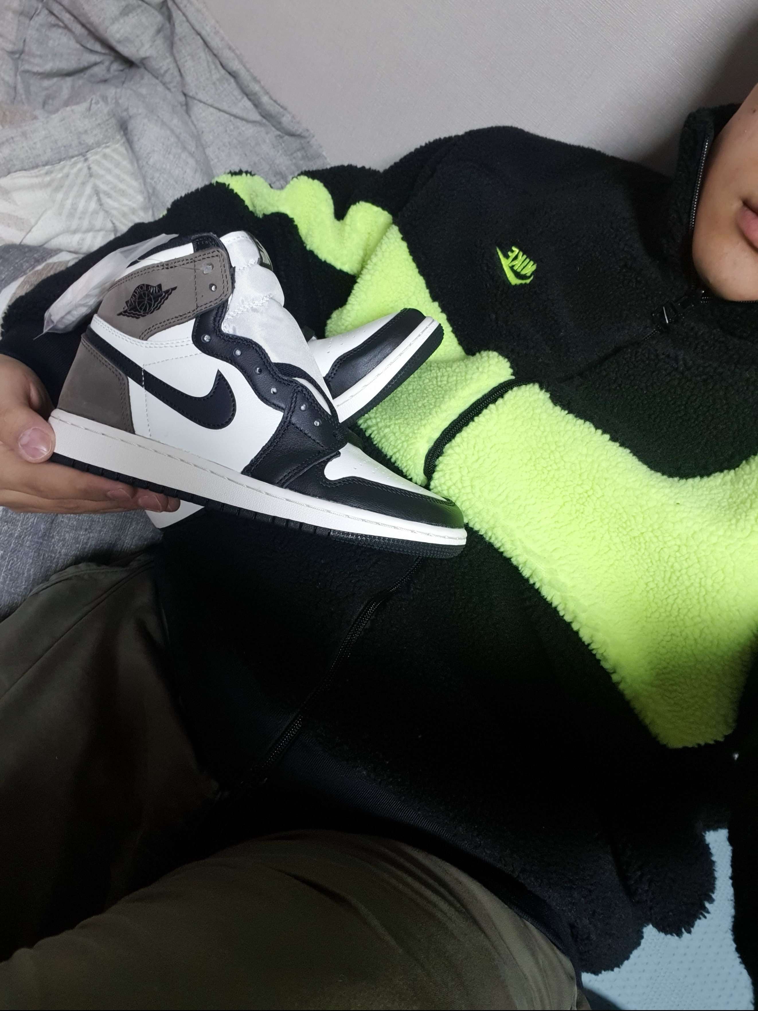 Nike Big Swoosh Full Zip Jacket Black Volt, (GS) Jordan 1 Retro High OG Black Mocha 착용 스타일 - 1