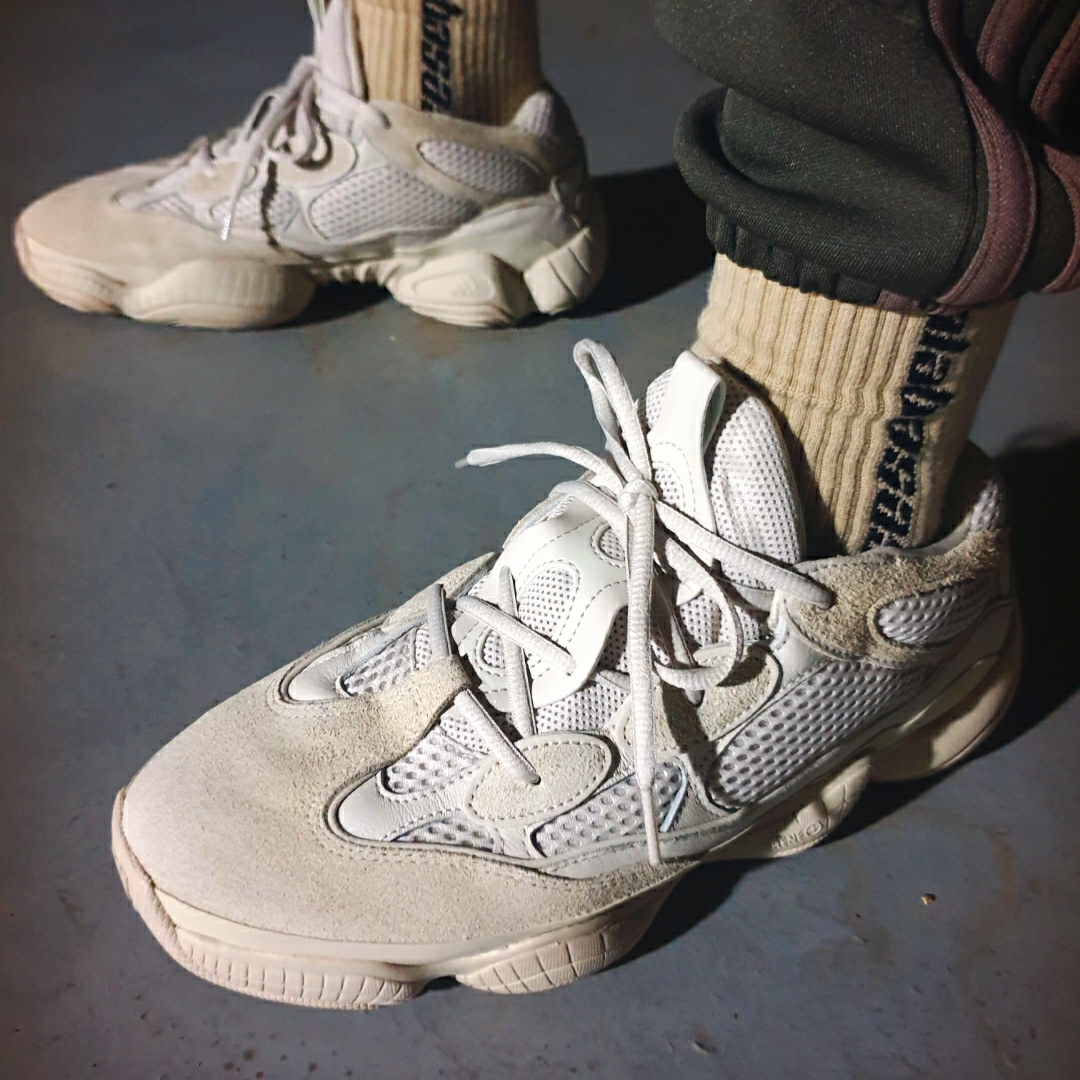 Adidas Yeezy 500 Blush 2018 착용 스타일 - 5