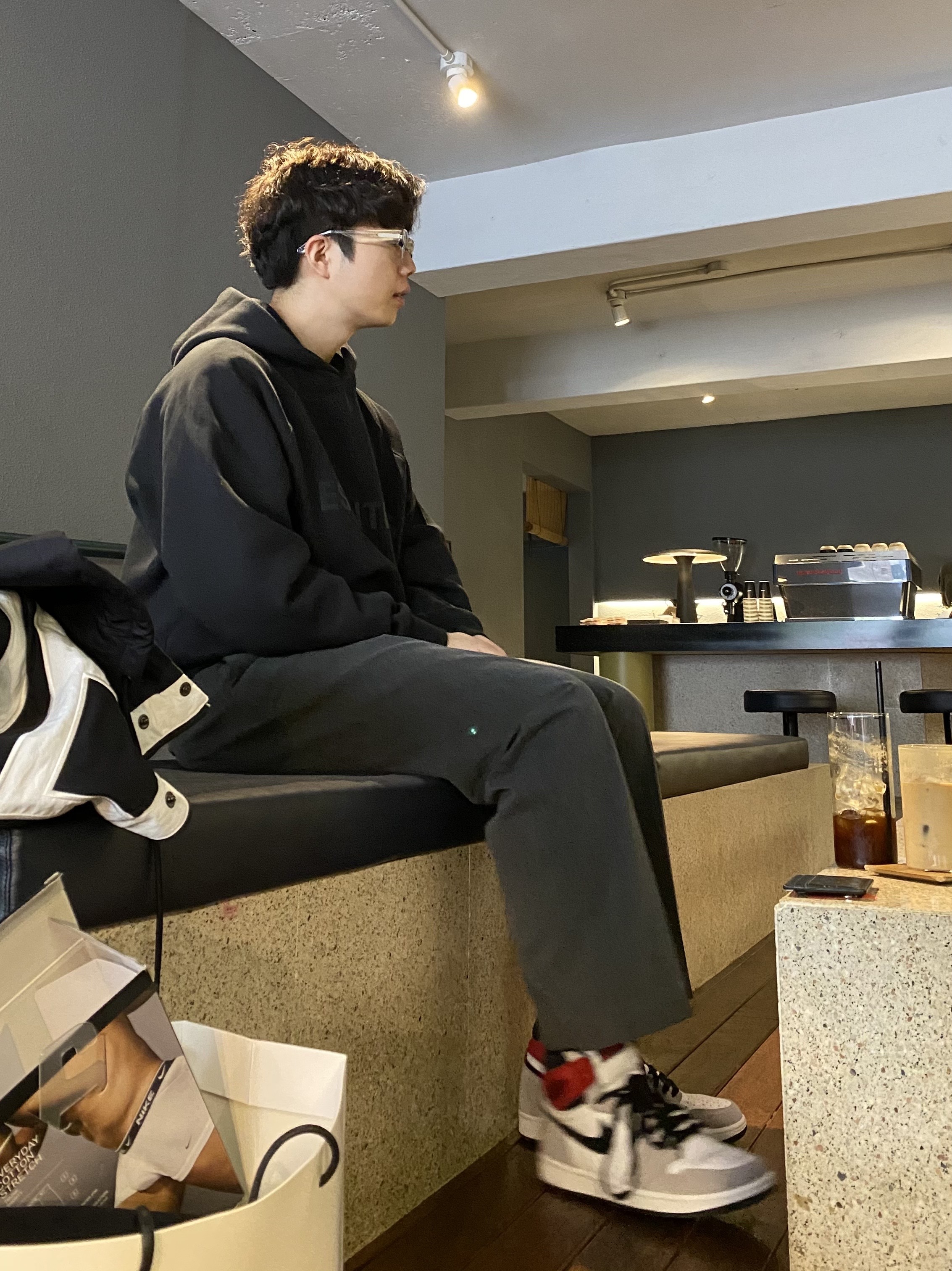 Essentials 3D Silicon Applique Pullover Hoodie Dark Slate/Black 2020, Jordan 1 Retro High OG Light Smoke Grey 착용 스타일