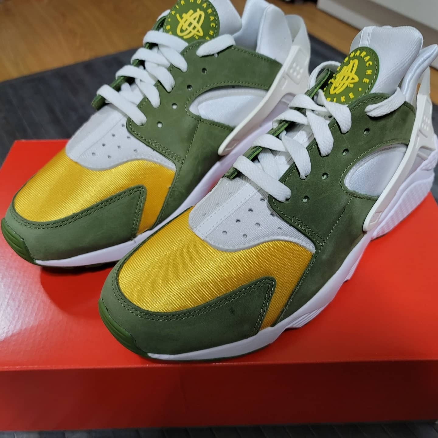 Nike x Stussy Air Huarache LE Dark Olive 착용 스타일 - 2