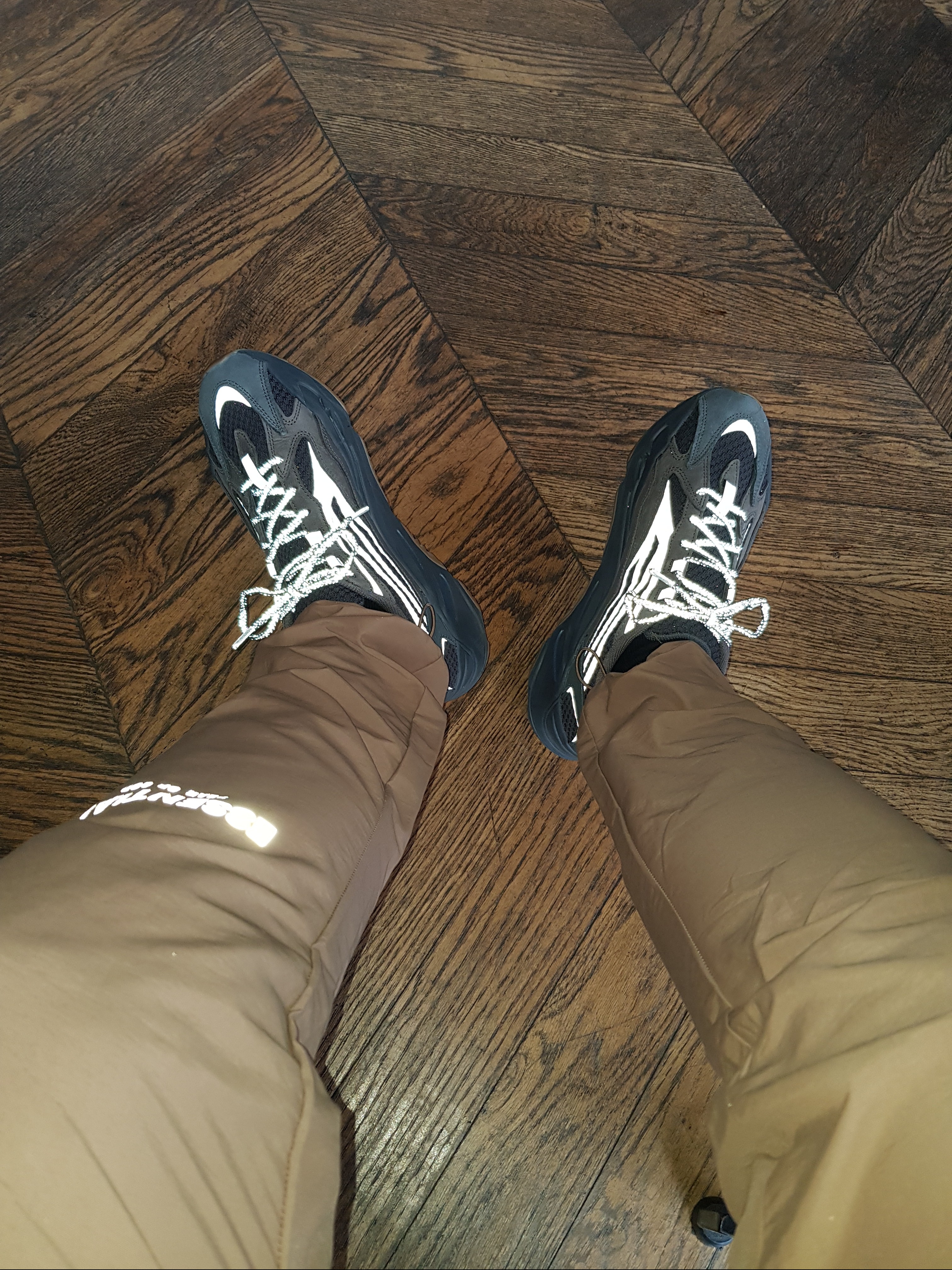 Adidas Yeezy Boost 700 V2 Geode, Essentials Track Pants Brown/Rain Drum - Ssense Exclusive 착용 스타일 - 2