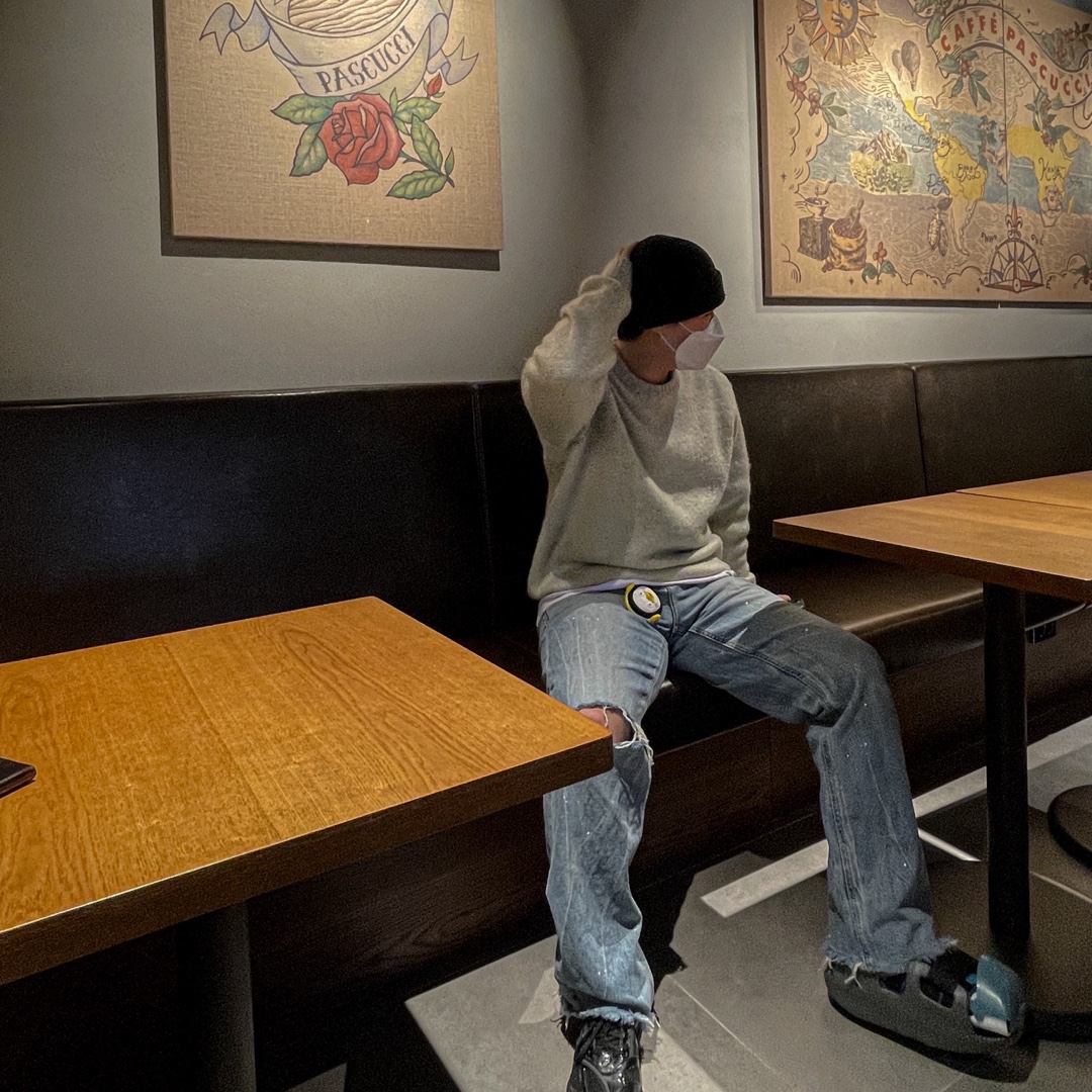 Stussy 8 Ball Heavy Brushed Mohair Sweater Cream, Asics x Kiko Kostadinov Gel-Korika Black 착용 스타일 - 1