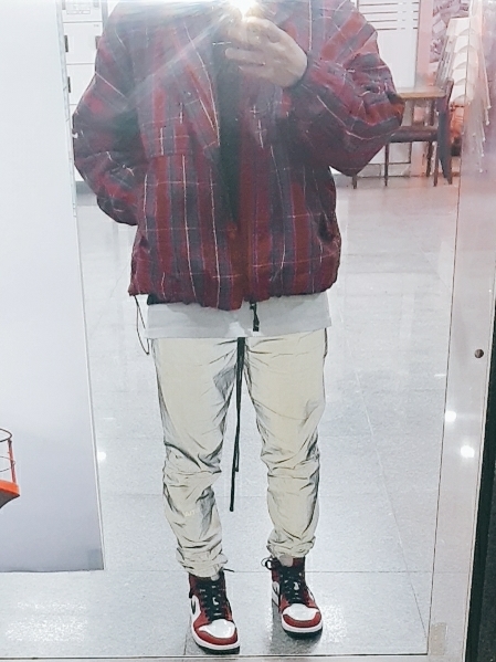 Essentials 3D Silicon Applique Crewneck Dark Slate/Black 2020, Essentials Track Pants Reflective Black - 20FW 착용 스타일 - 2