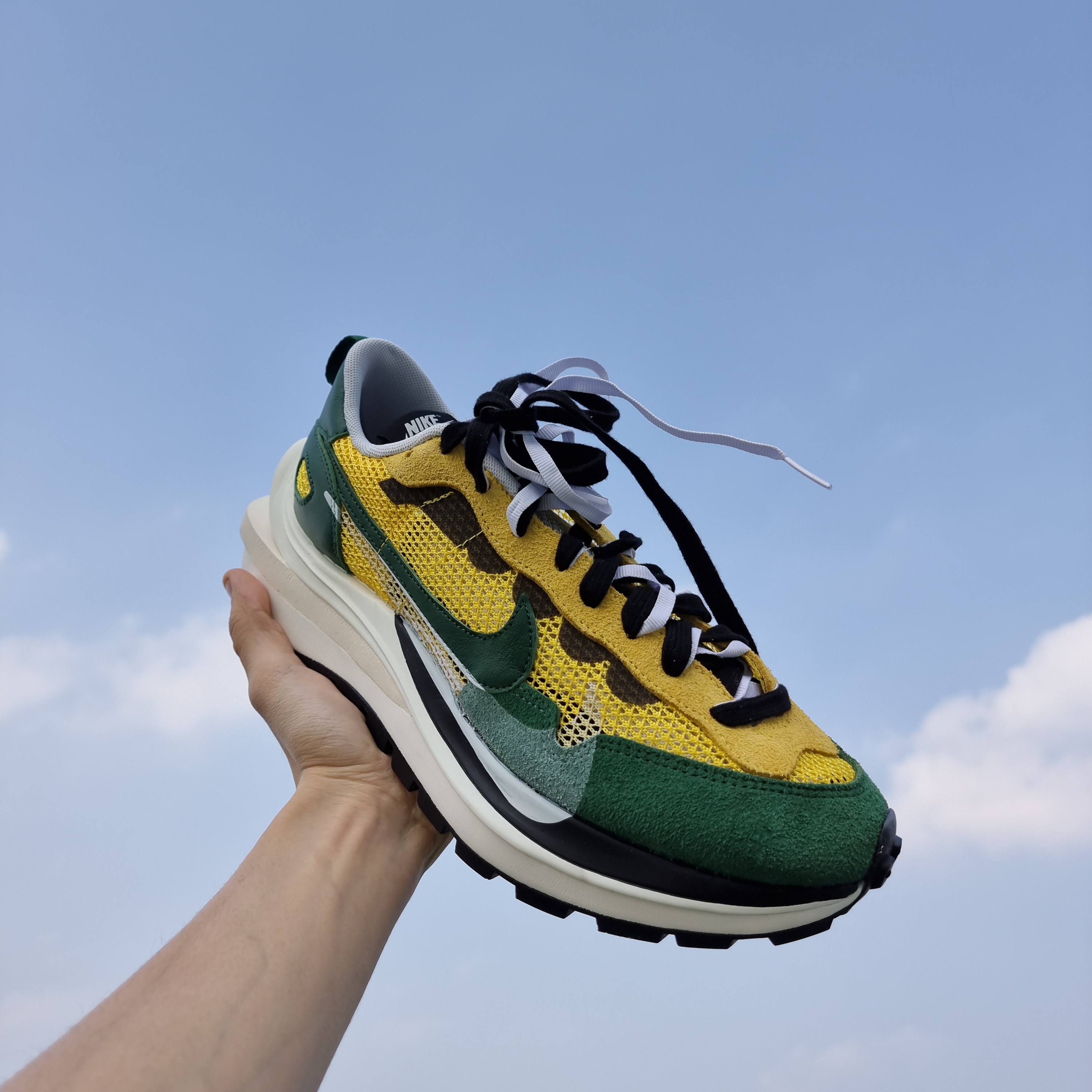 Nike x Sacai VaporWaffle Tour Yellow & Gorge Green Sail 착용 스타일 - 2