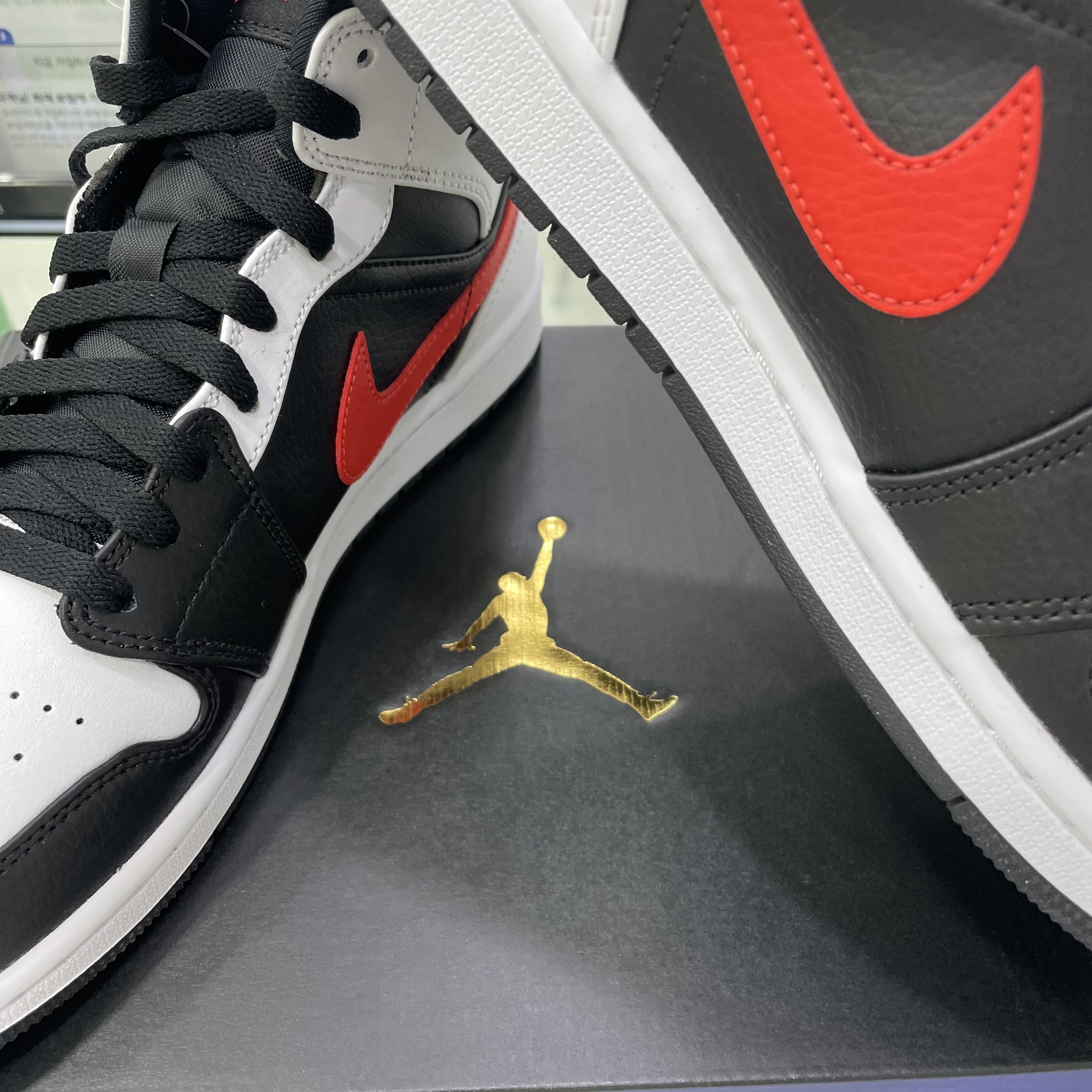 Jordan 1 Mid Black Chile Red 착용 스타일 - 3
