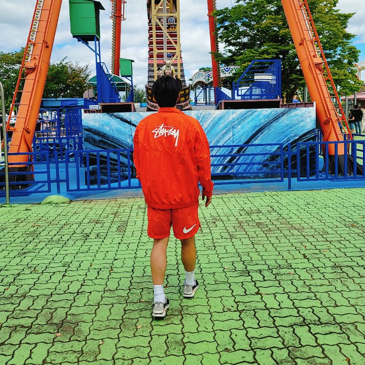 Nike x Stussy Windrunner Jacket Habanero Red, Nike x Stussy Water Shorts Habanero Red 착용 스타일