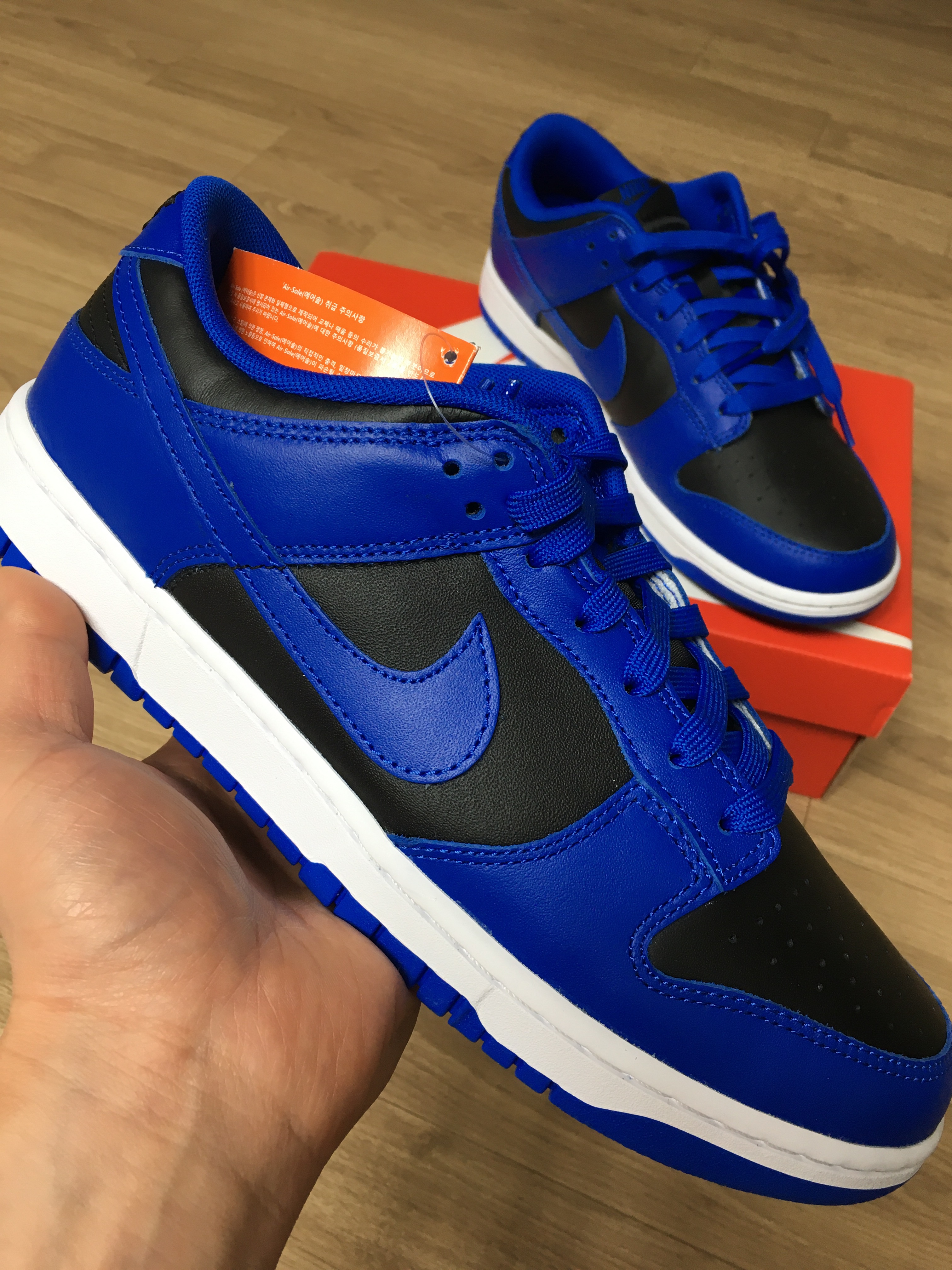 Nike Dunk Low Retro Hyper Cobalt 착용 스타일 - 1