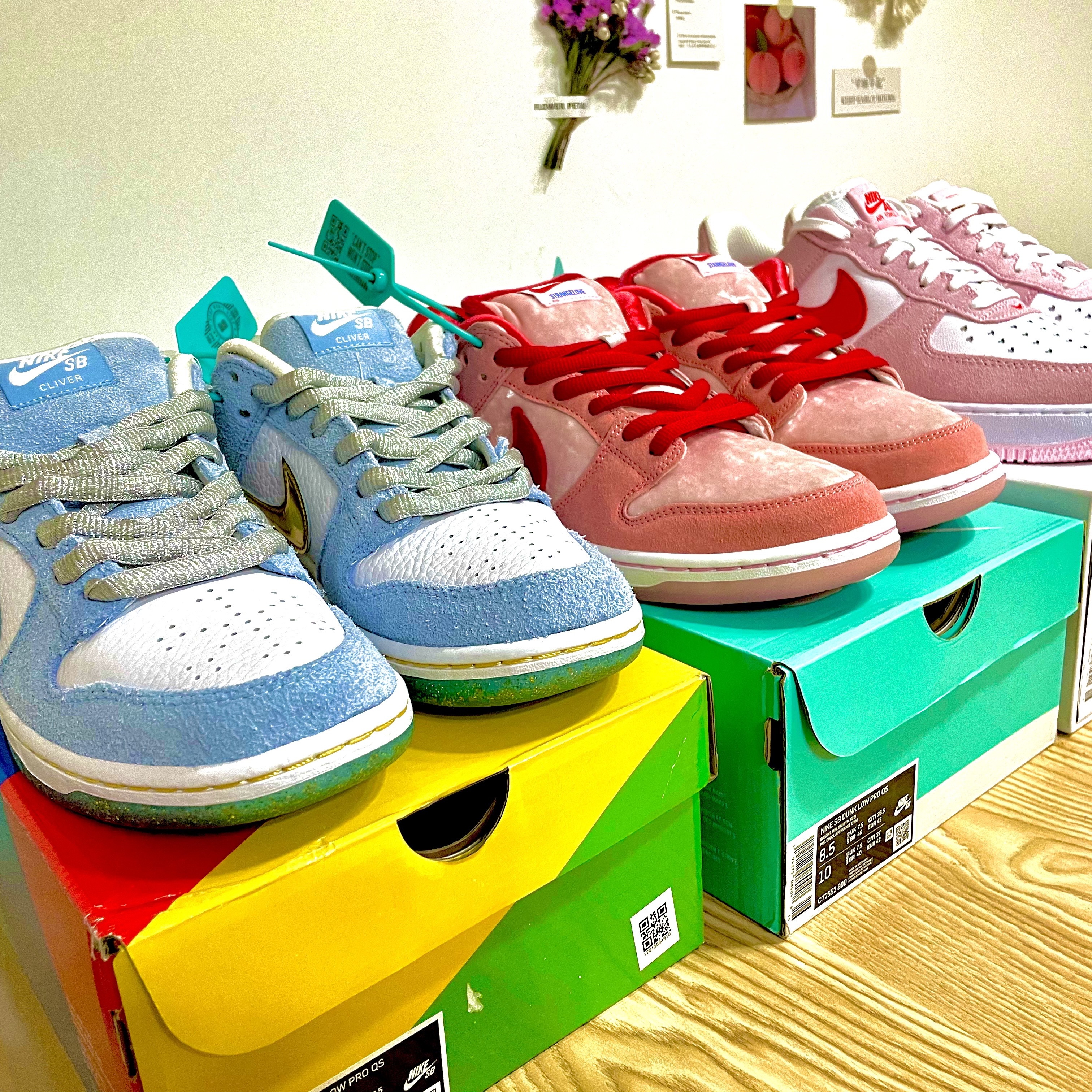 Nike x StrangeLove SB Dunk Low Pink (Regular Box), Nike x Sean Cliver SB Dunk Low Holiday Special 착용 스타일 - 1