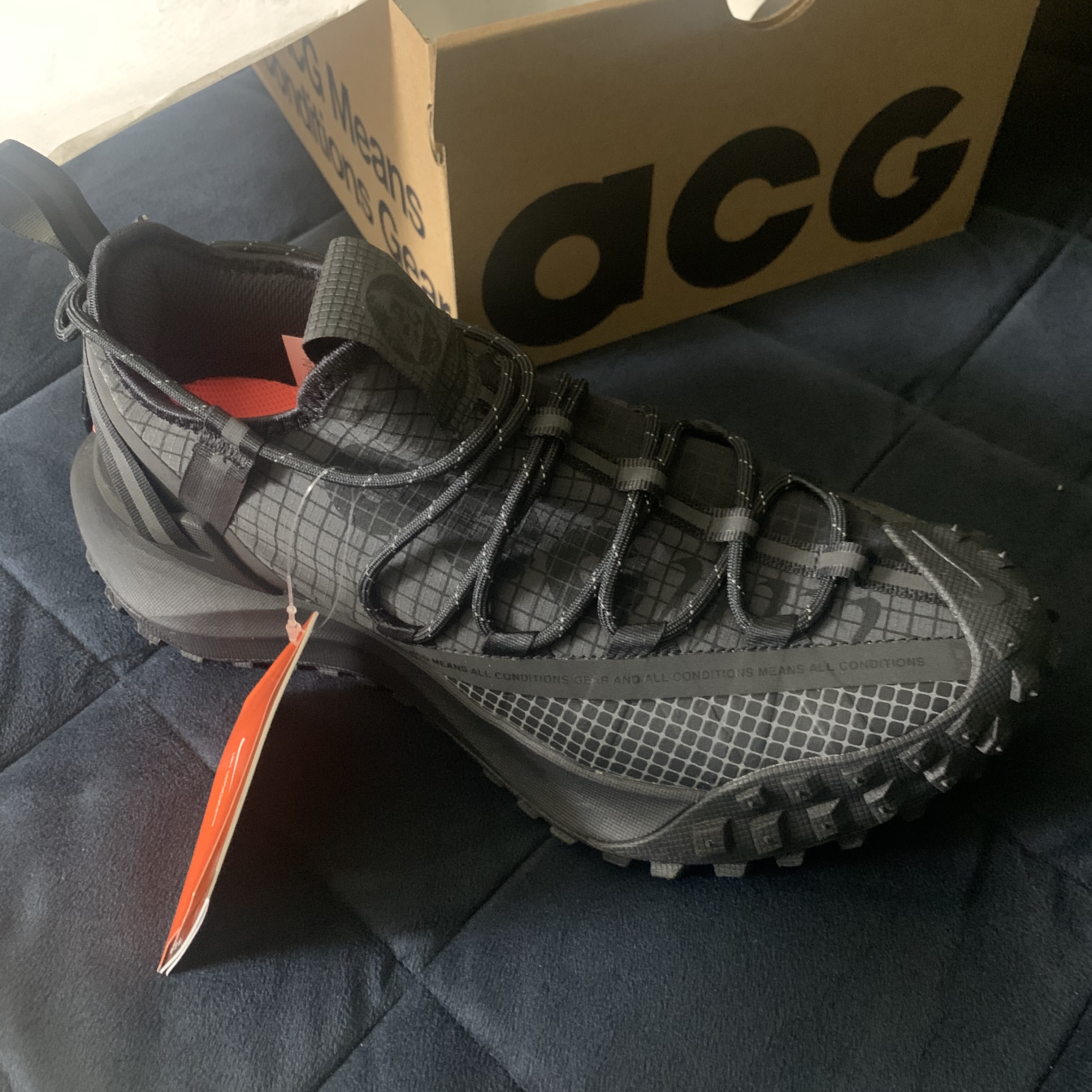 Nike ACG Mountain Fly Low Anthracite 착용 스타일 - 1