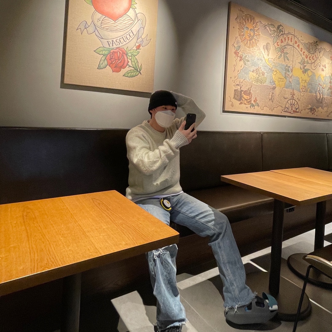 Stussy 8 Ball Heavy Brushed Mohair Sweater Cream, Asics x Kiko Kostadinov Gel-Korika Black 착용 스타일 - 3