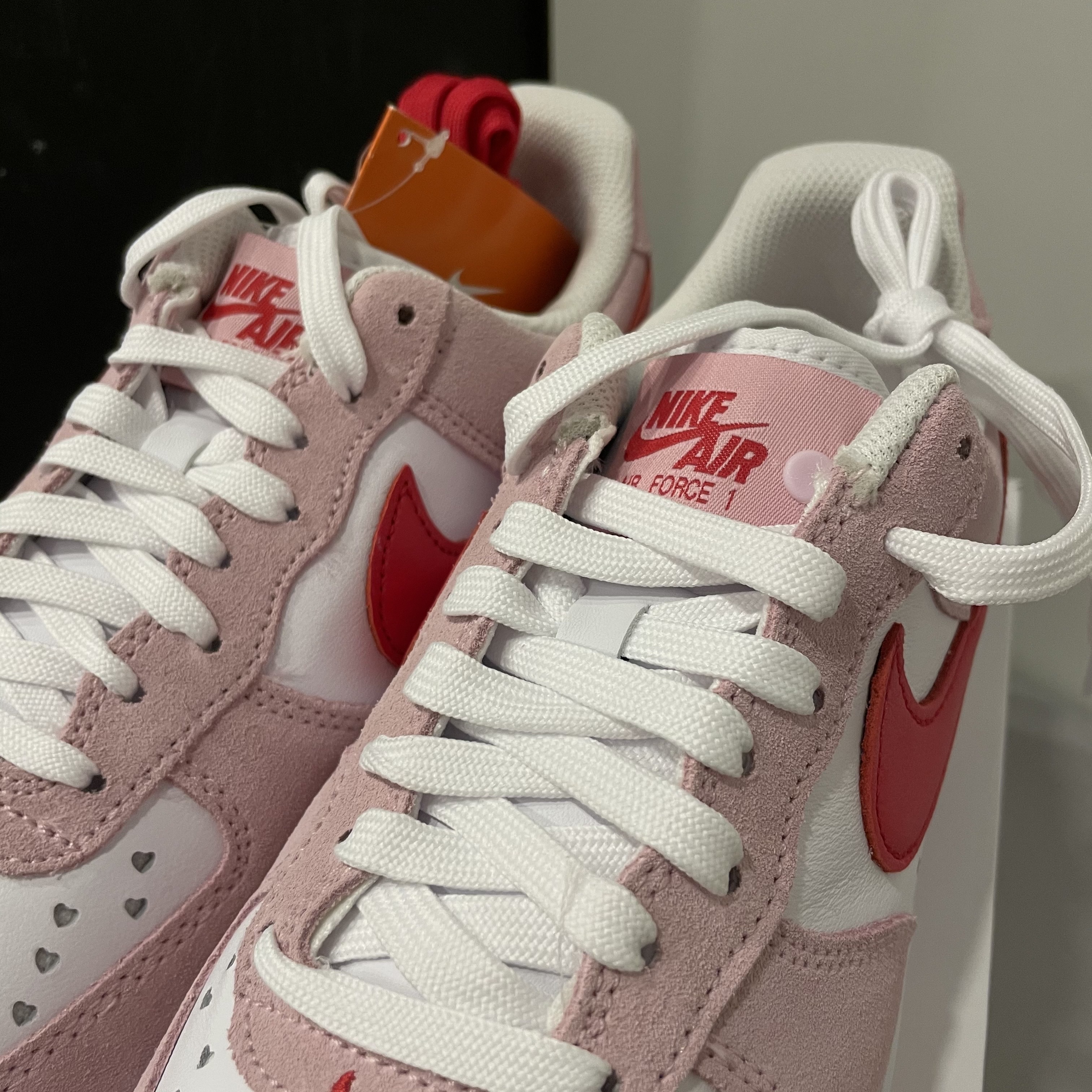 Nike Air Force 1 '07 QS Valentine's Day 착용 스타일 - 1