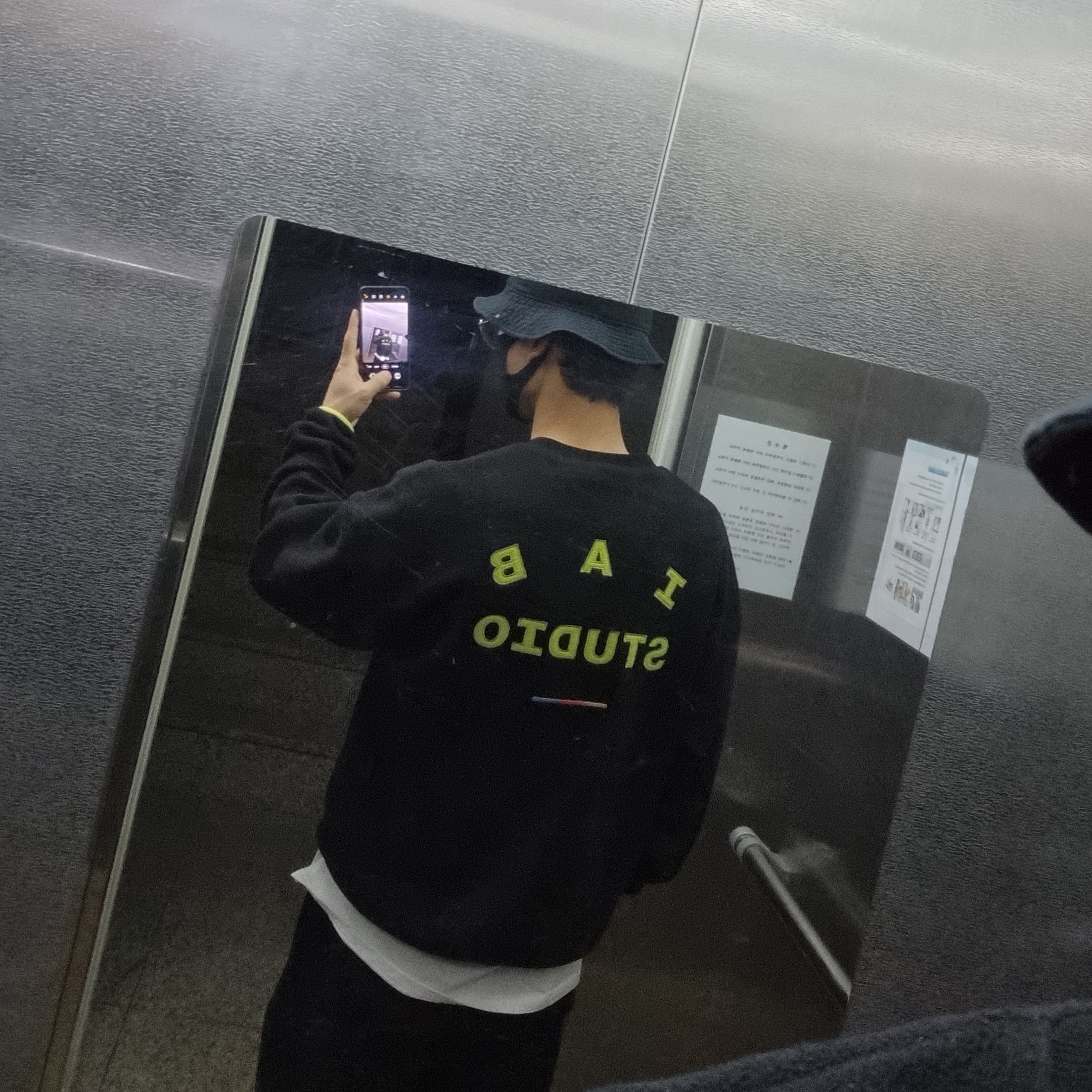 IAB Studio x Asics Fleece Shirt Black 착용 스타일
