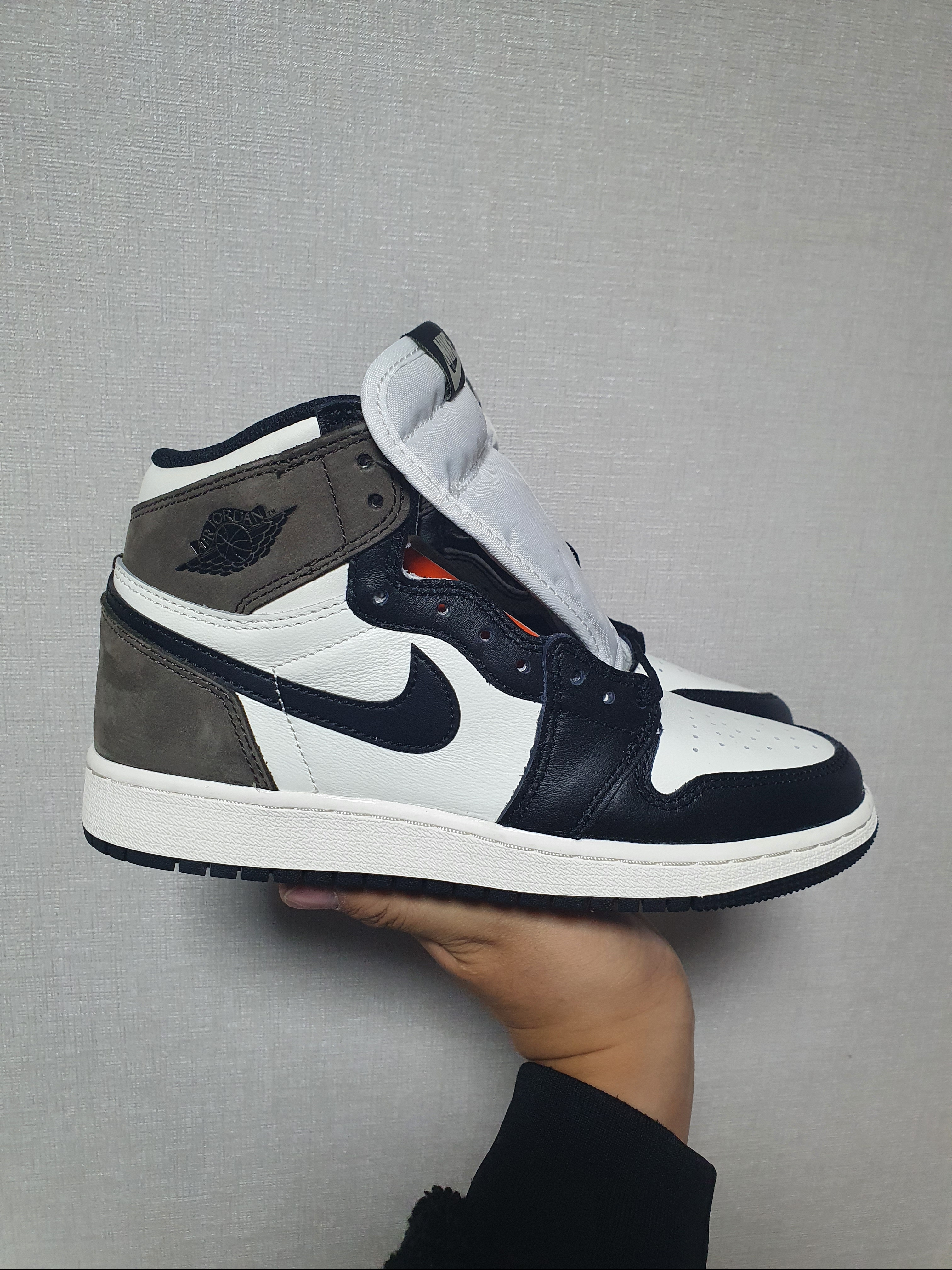 Nike Big Swoosh Full Zip Jacket Black Volt, (GS) Jordan 1 Retro High OG Black Mocha 착용 스타일 - 2
