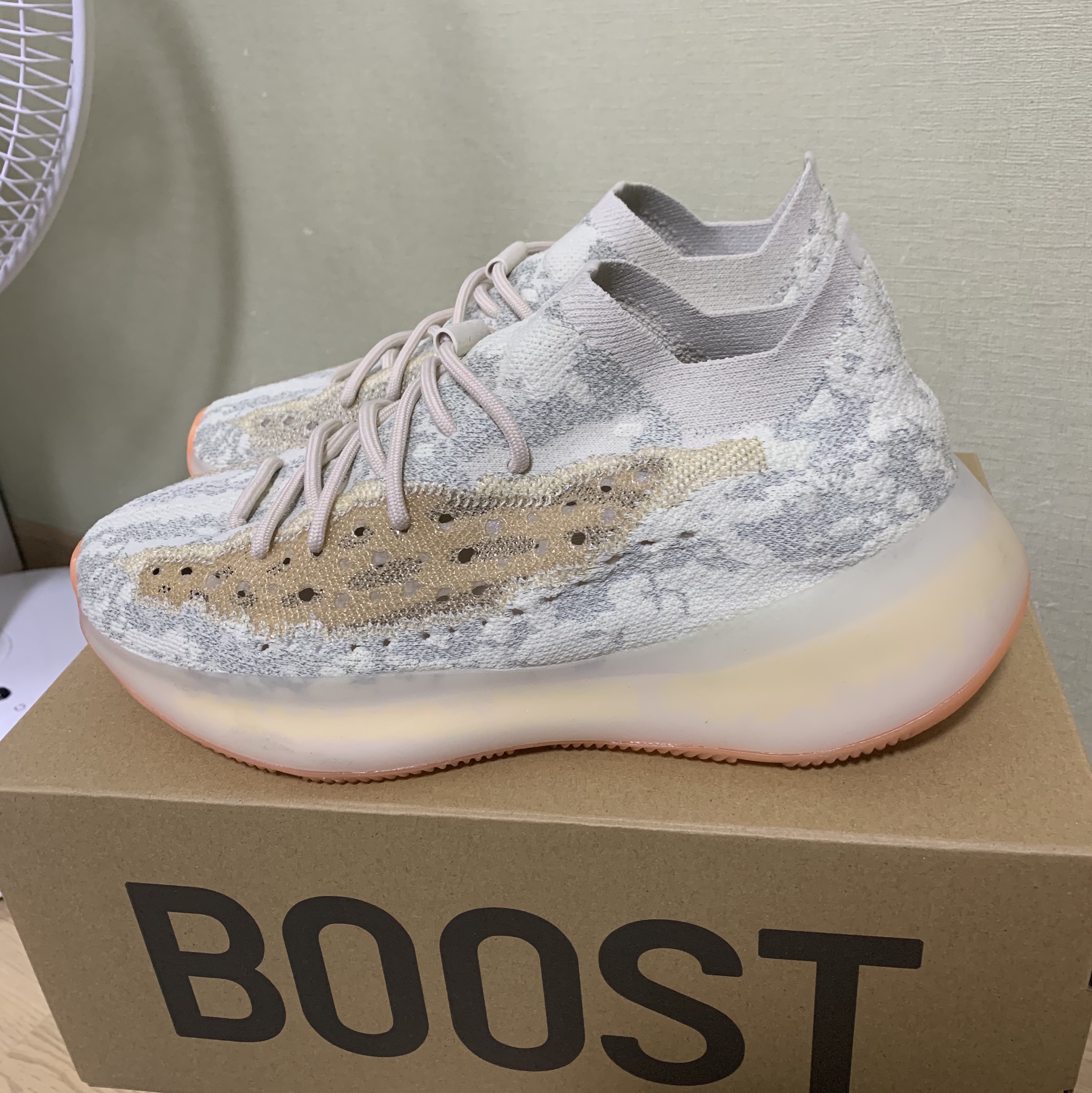 Adidas Yeezy Boost 380 Yecoraite - Reflective 착용 스타일