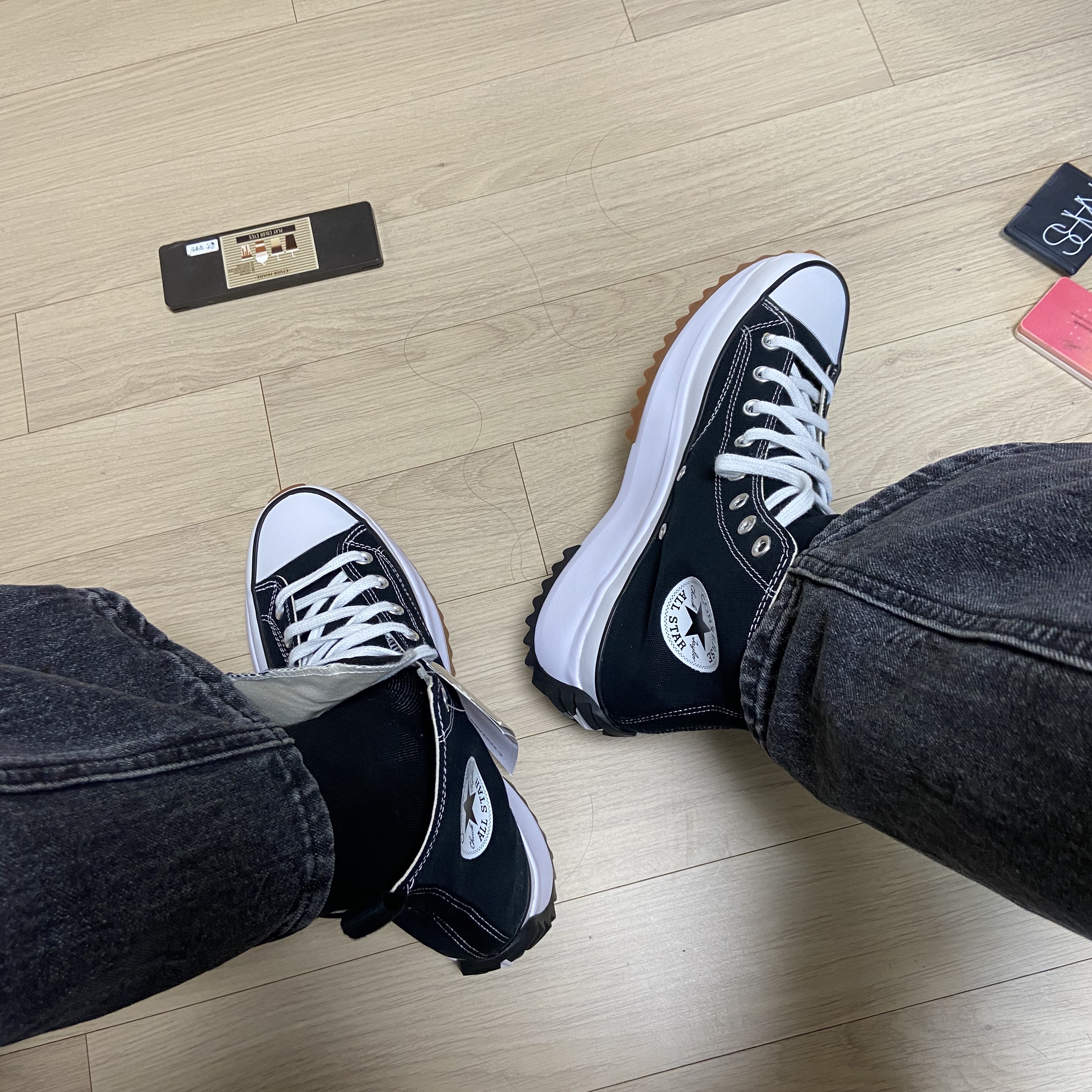 Converse Run Star Hike Hi Black White Gum, Converse Run Star Hike Hi White Black Gum 착용 스타일 - 2