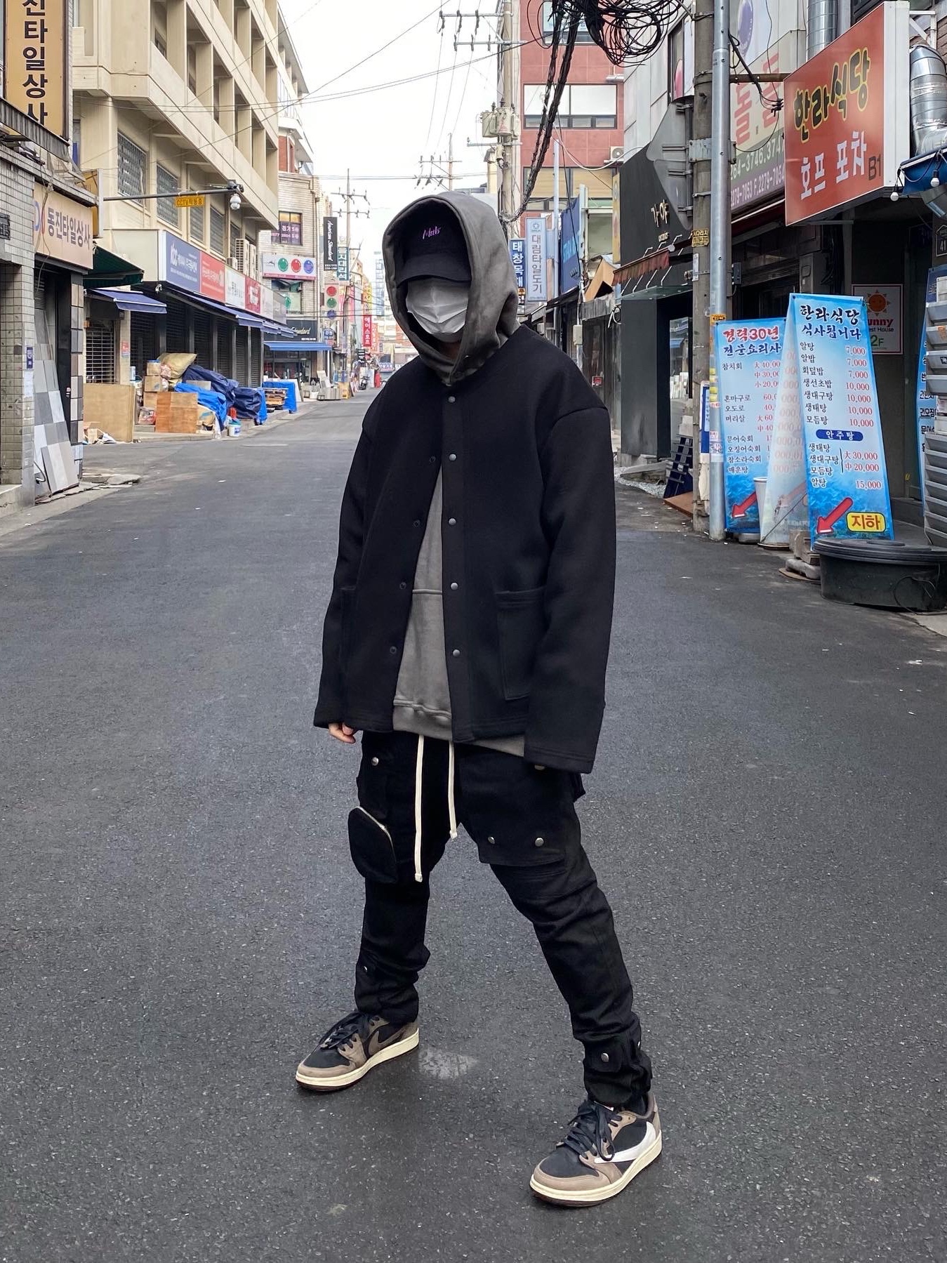 Jordan 1 x Travis Scott Retro Low OG SP Mocha 착용 스타일 - 1