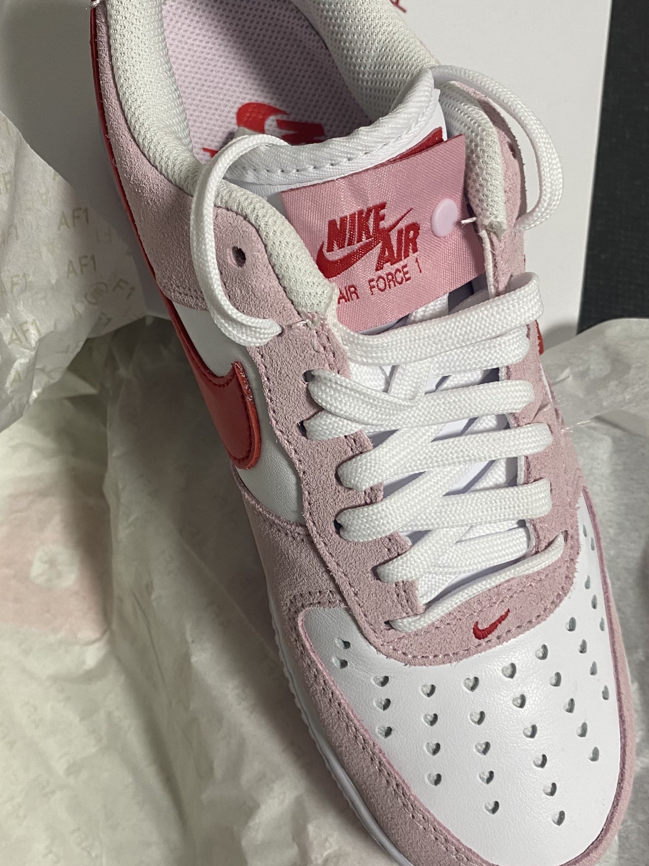 Nike Air Force 1 '07 QS Valentine's Day 착용 스타일