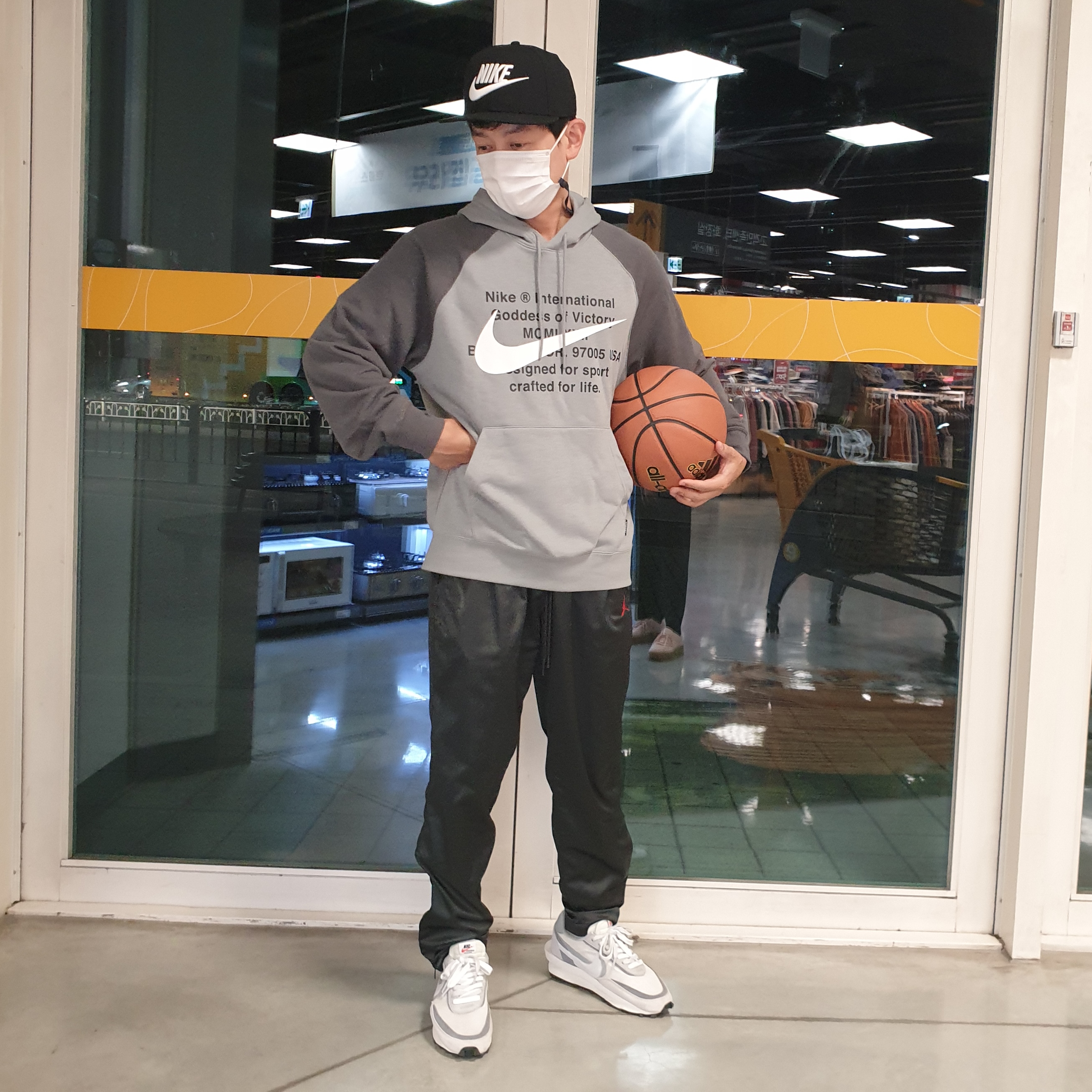 Nike x Sacai LDWaffle Summit White 착용 스타일