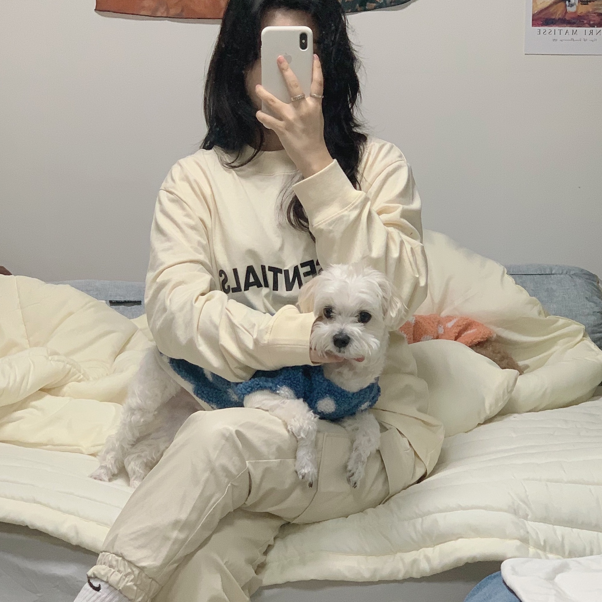 Essentials 3D Silicon Applique Boxy Long Sleeve T-Shirt Buttercream 2020 착용 스타일 - 1