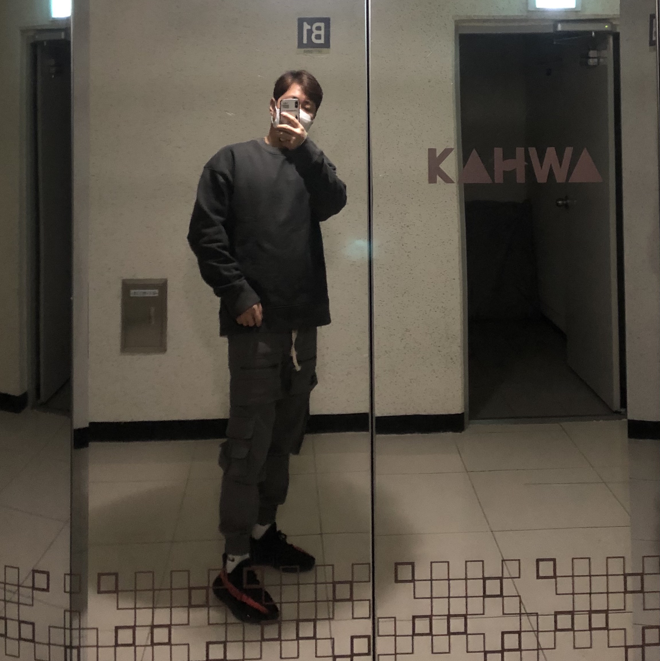 Adidas Yeezy Boost 350 V2 Core Black Red 2016 착용 스타일