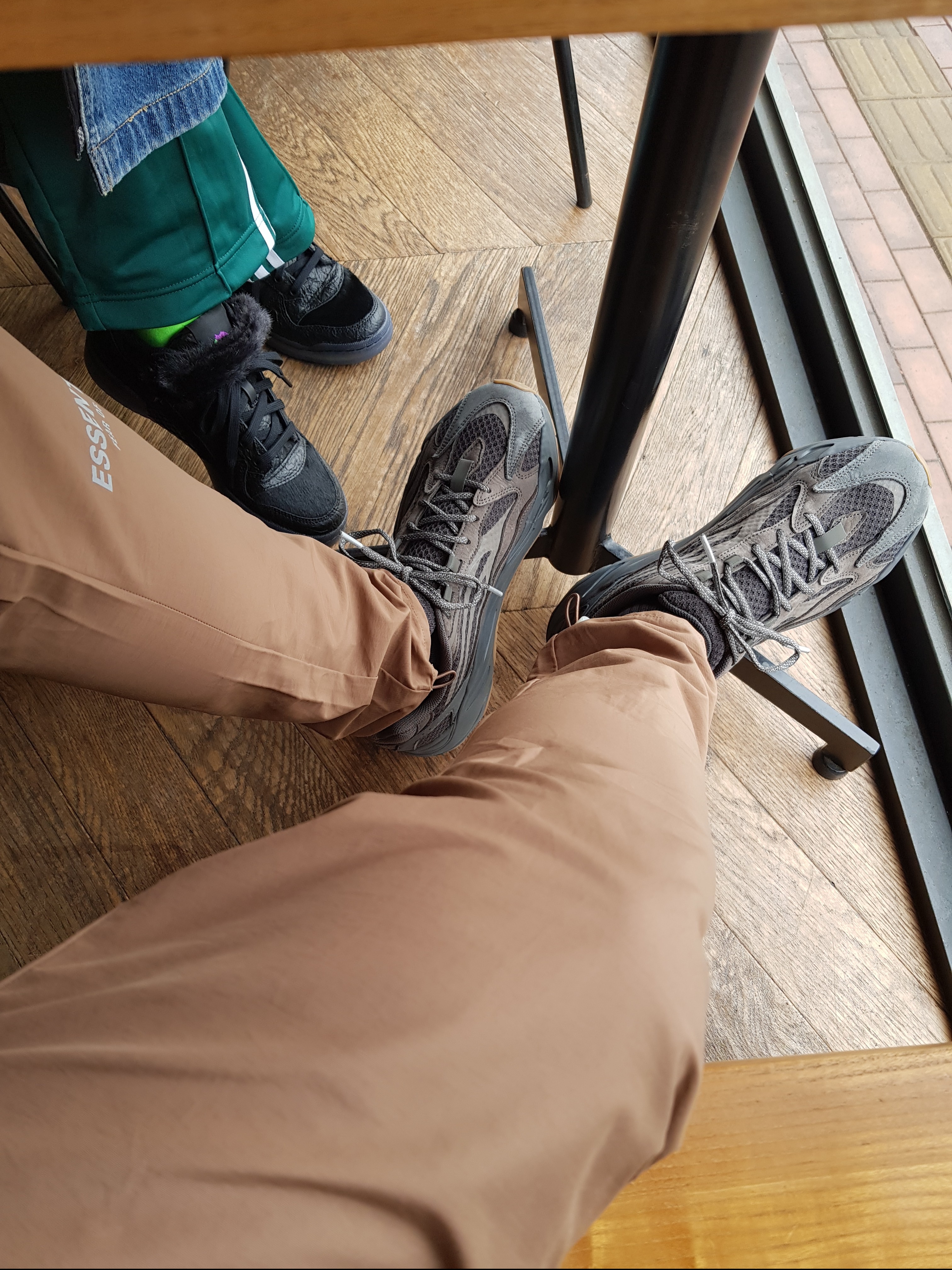 Adidas Yeezy Boost 700 V2 Geode, Essentials Track Pants Brown/Rain Drum - Ssense Exclusive 착용 스타일 - 3