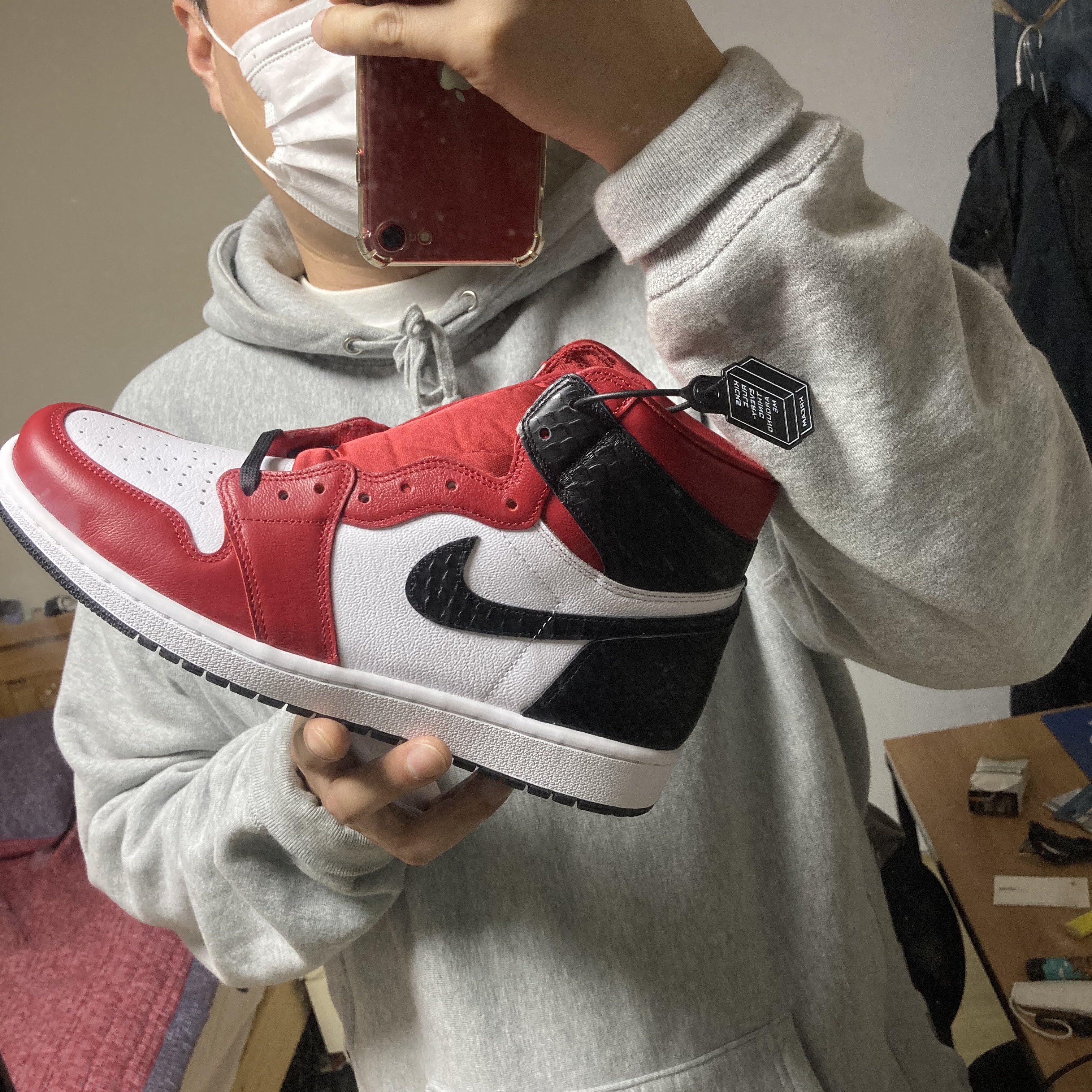 (W) Jordan 1 Retro High Satin Red 착용 스타일