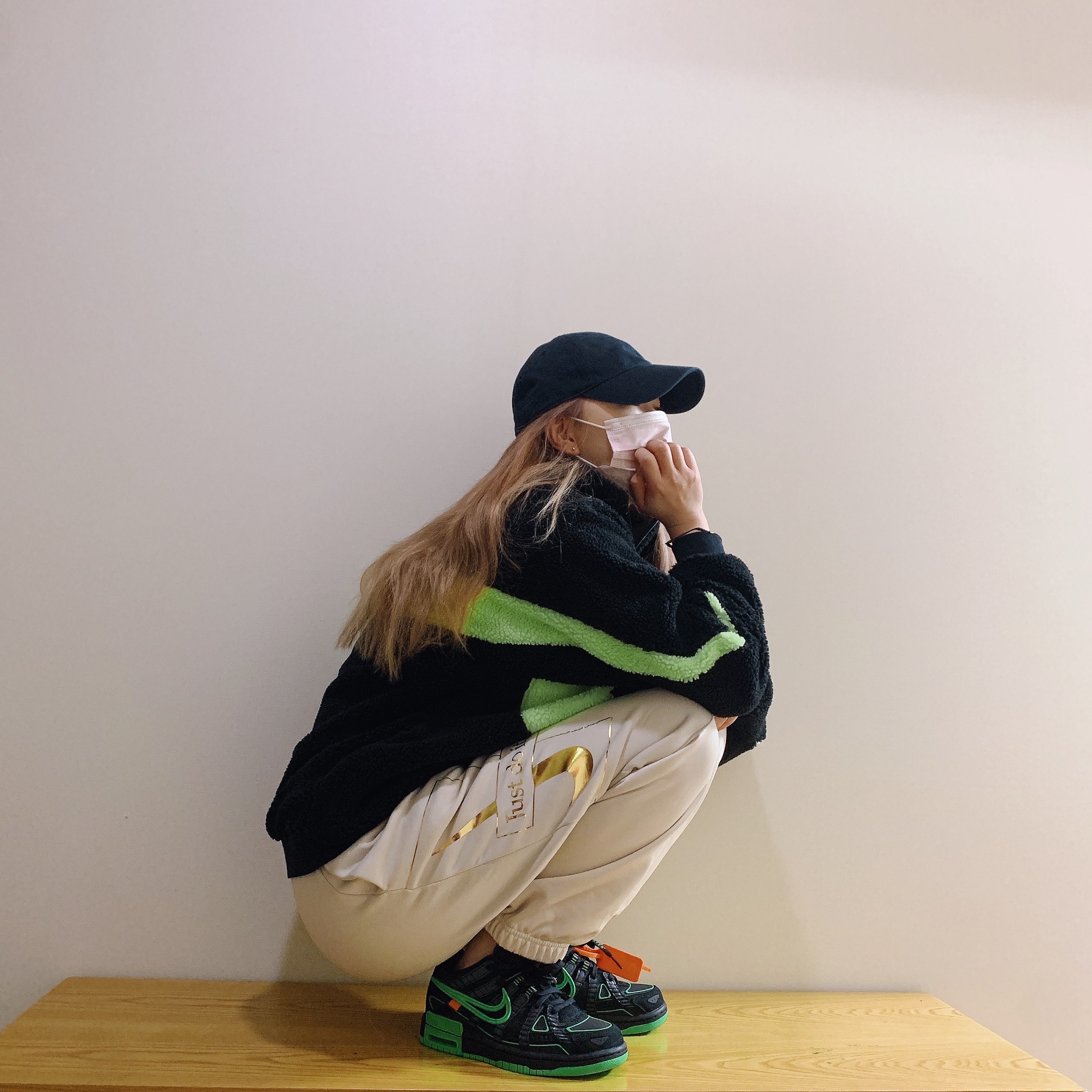 Nike x Off-White Air Rubber Dunk Green Strike, Nike Big Swoosh Full Zip Jacket Black Volt 착용 스타일