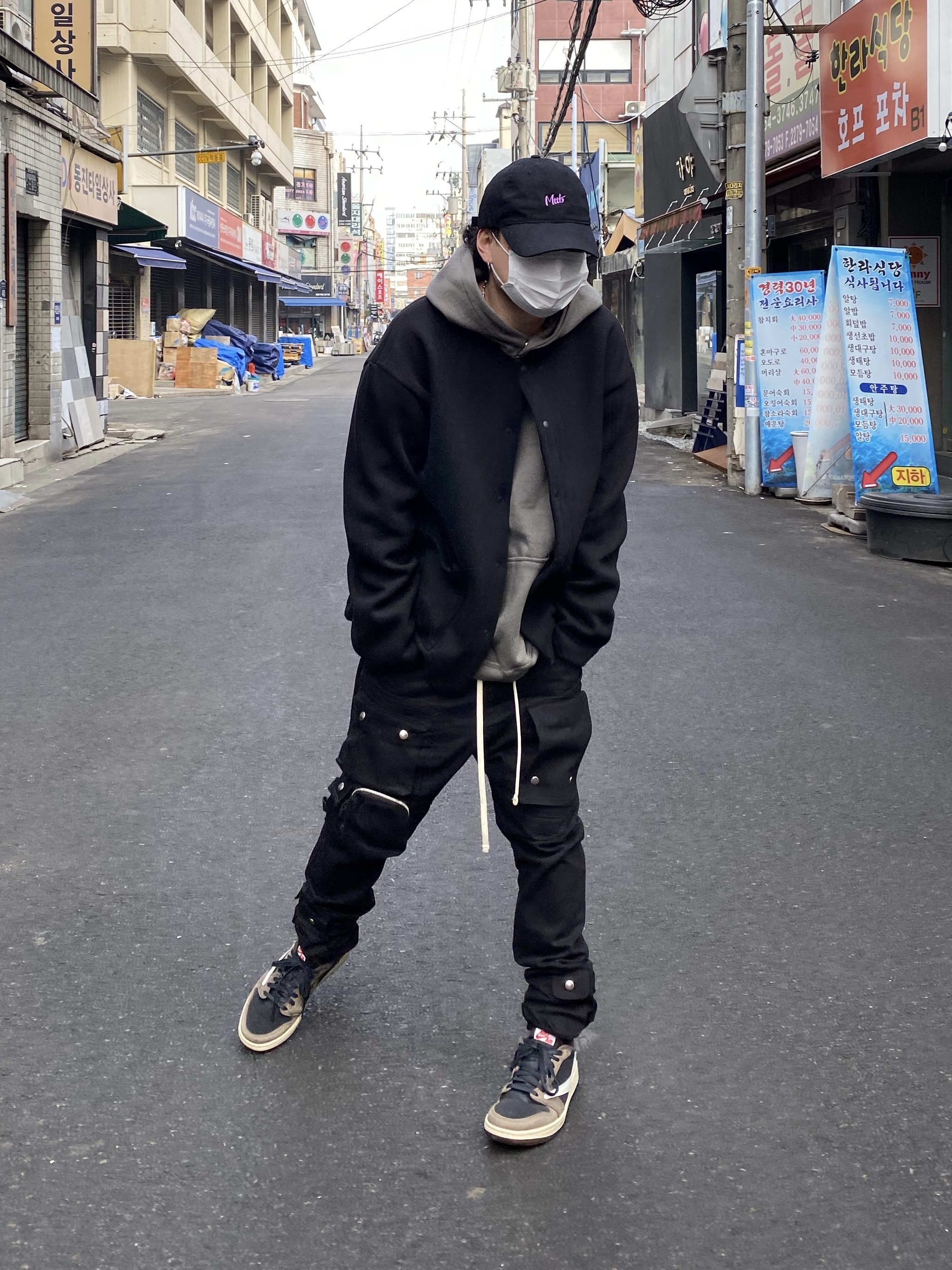 Jordan 1 x Travis Scott Retro Low OG SP Mocha 착용 스타일 - 2