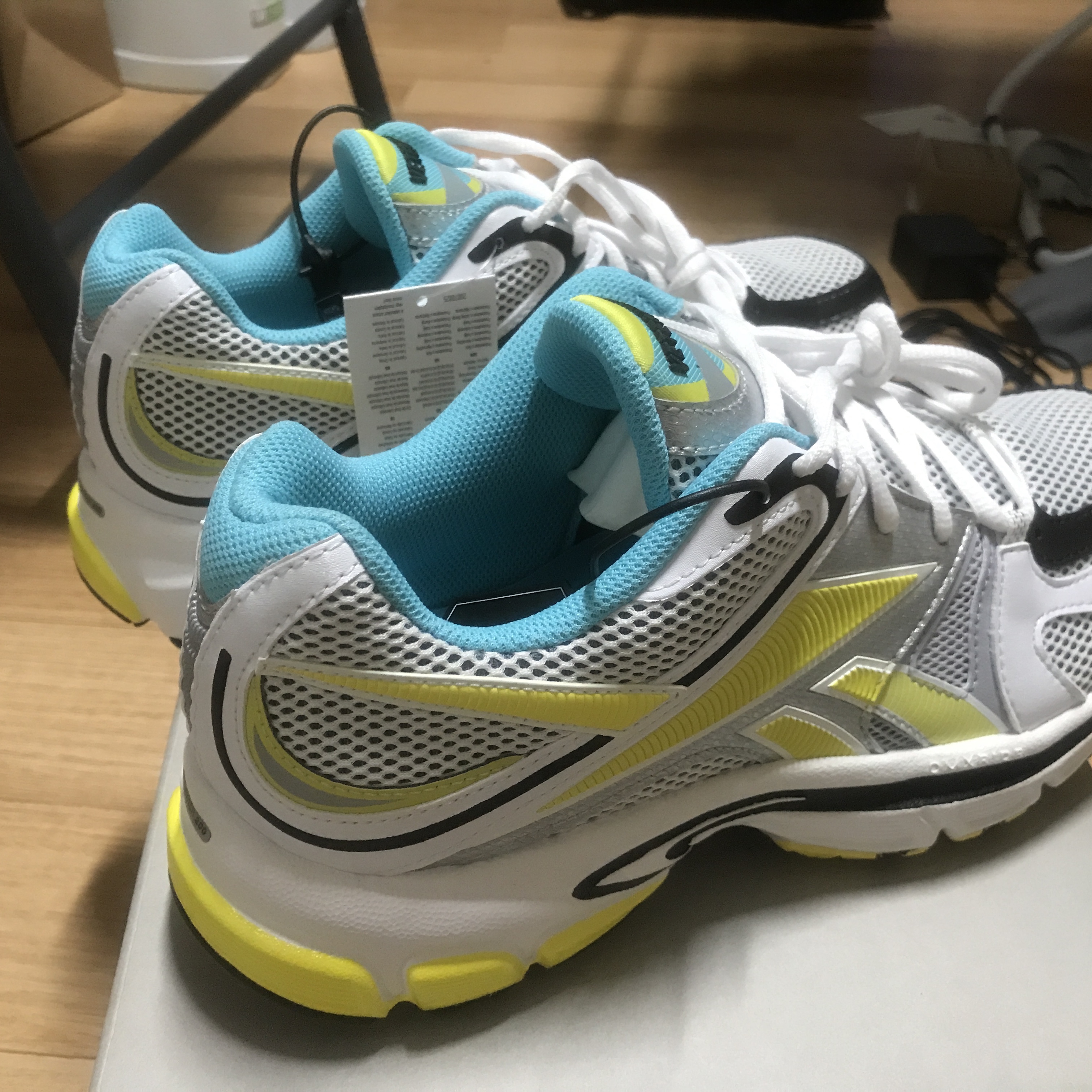 Reebok x Vetements Spike Runner 200 White Yellow 착용 스타일 - 4