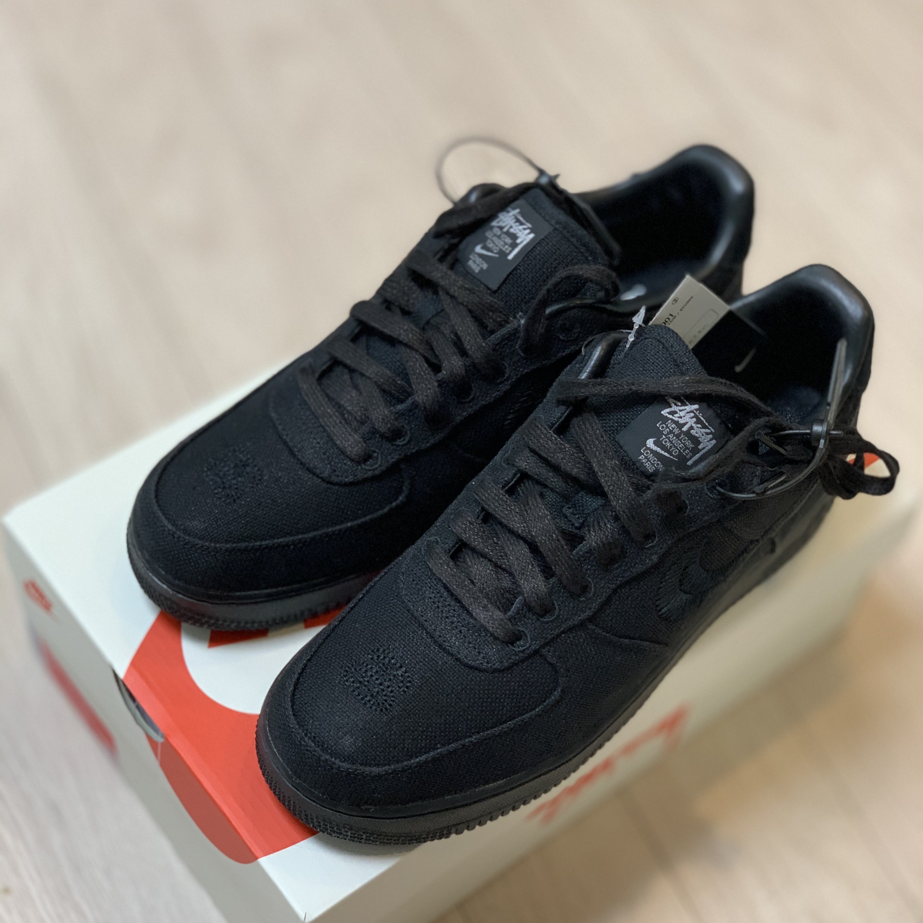 Nike x Stussy Air Force 1 Low Triple Black 착용 스타일 - 4