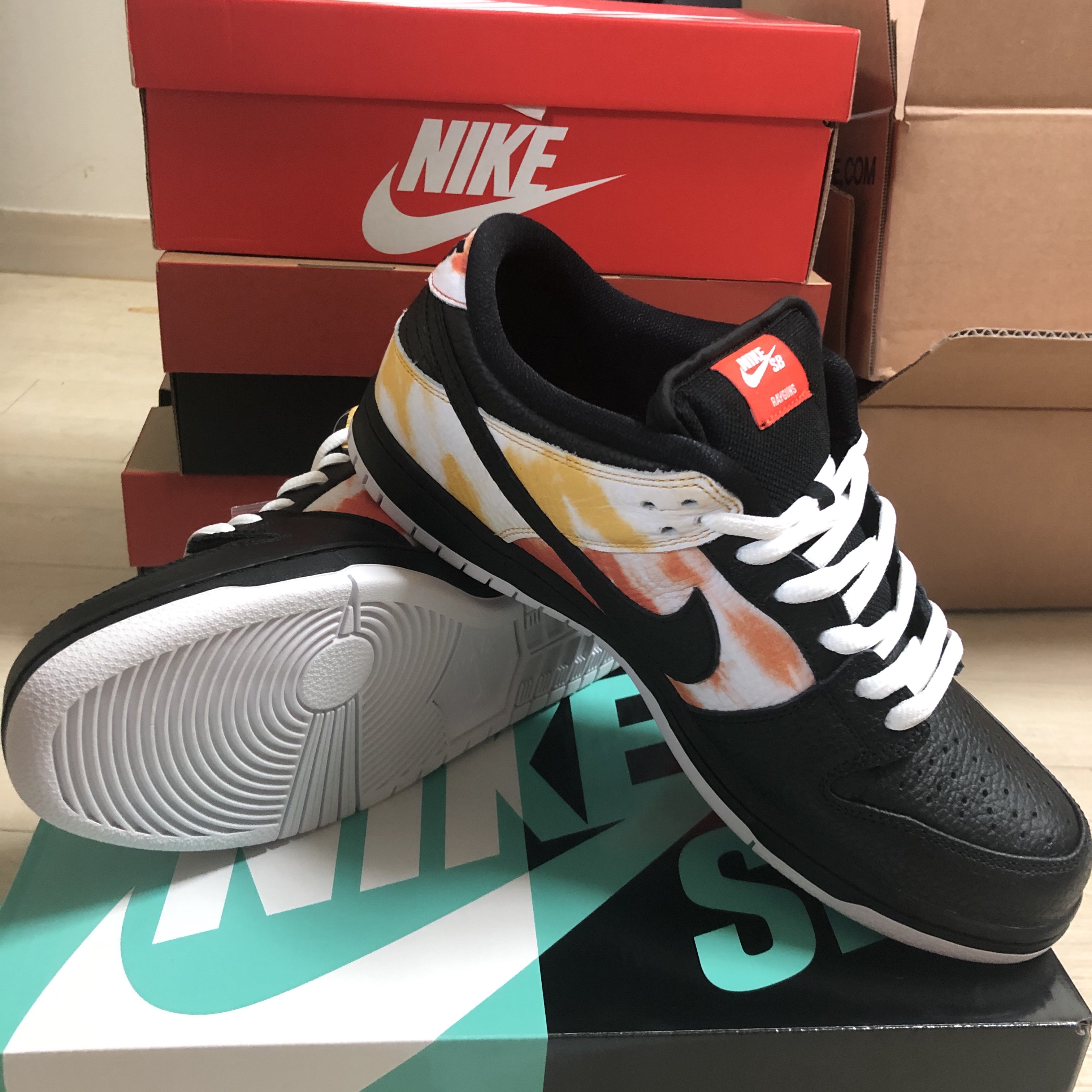Nike SB Dunk Low Raygun Tie-Dye Black 착용 스타일 - 5
