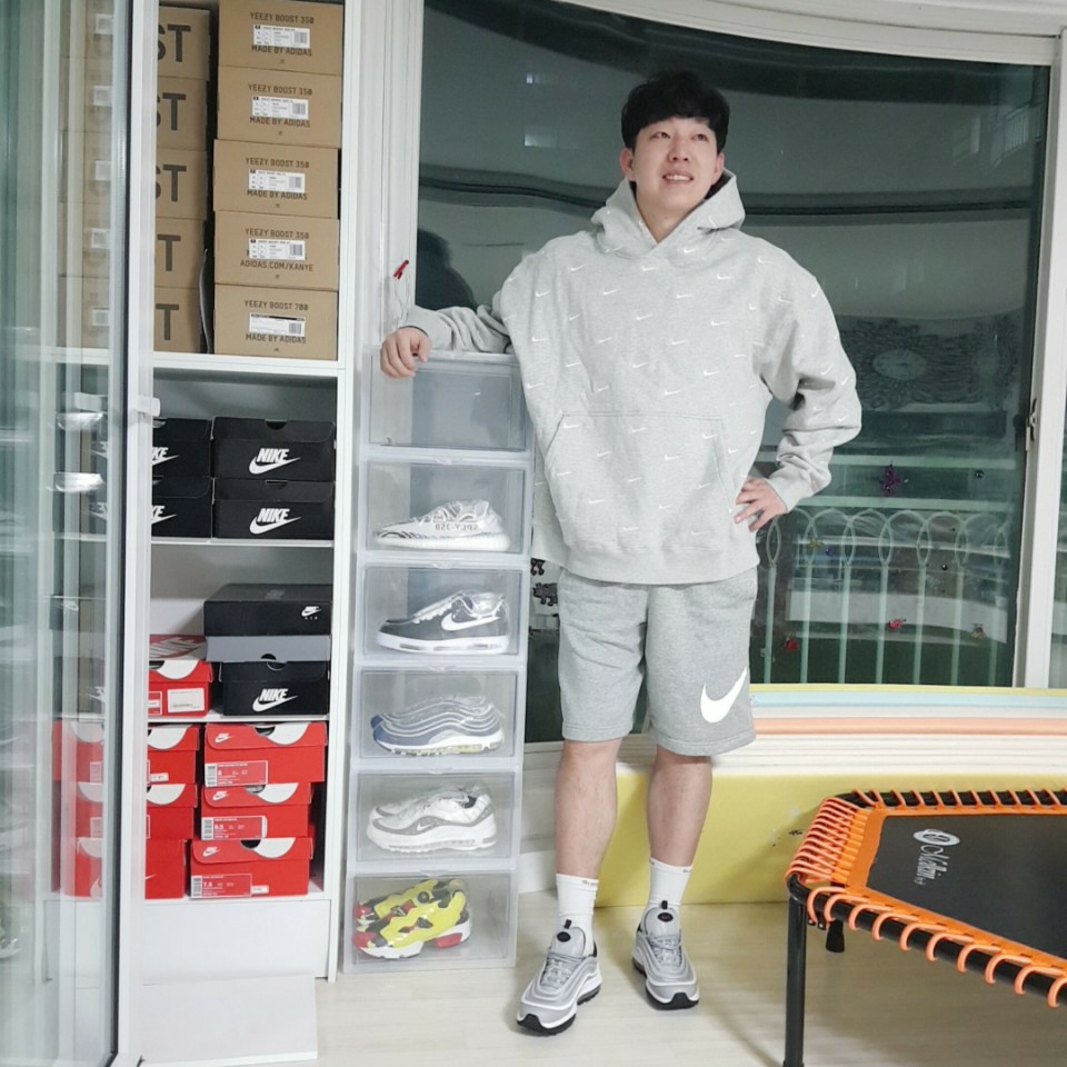 Nike Air Max 97 G Silver Bullet, Adidas Yeezy Boost 350 V2 Zebra 2017/2019/2020 착용 스타일 - 1