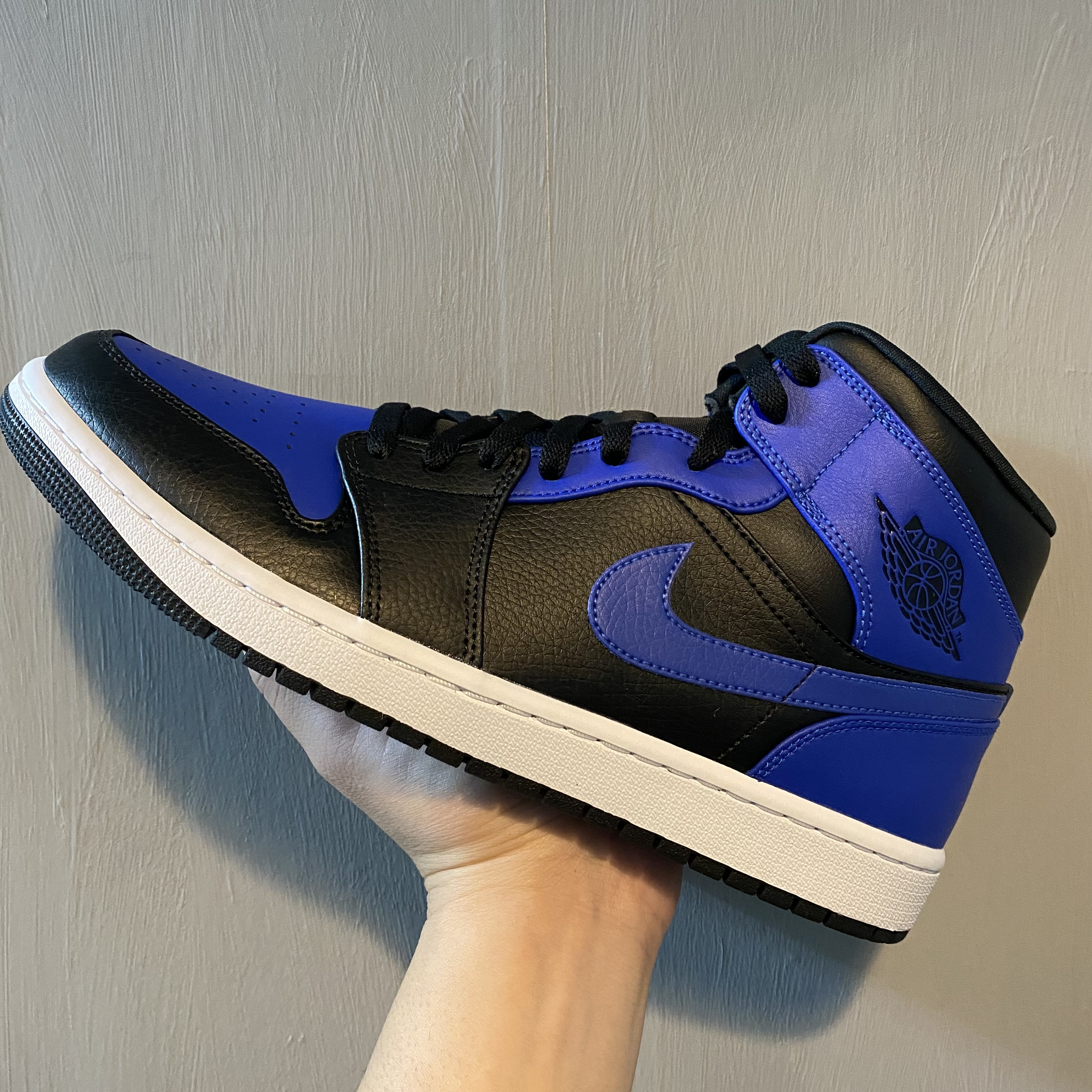 Jordan 1 Mid Black Hyper Royal 착용 스타일