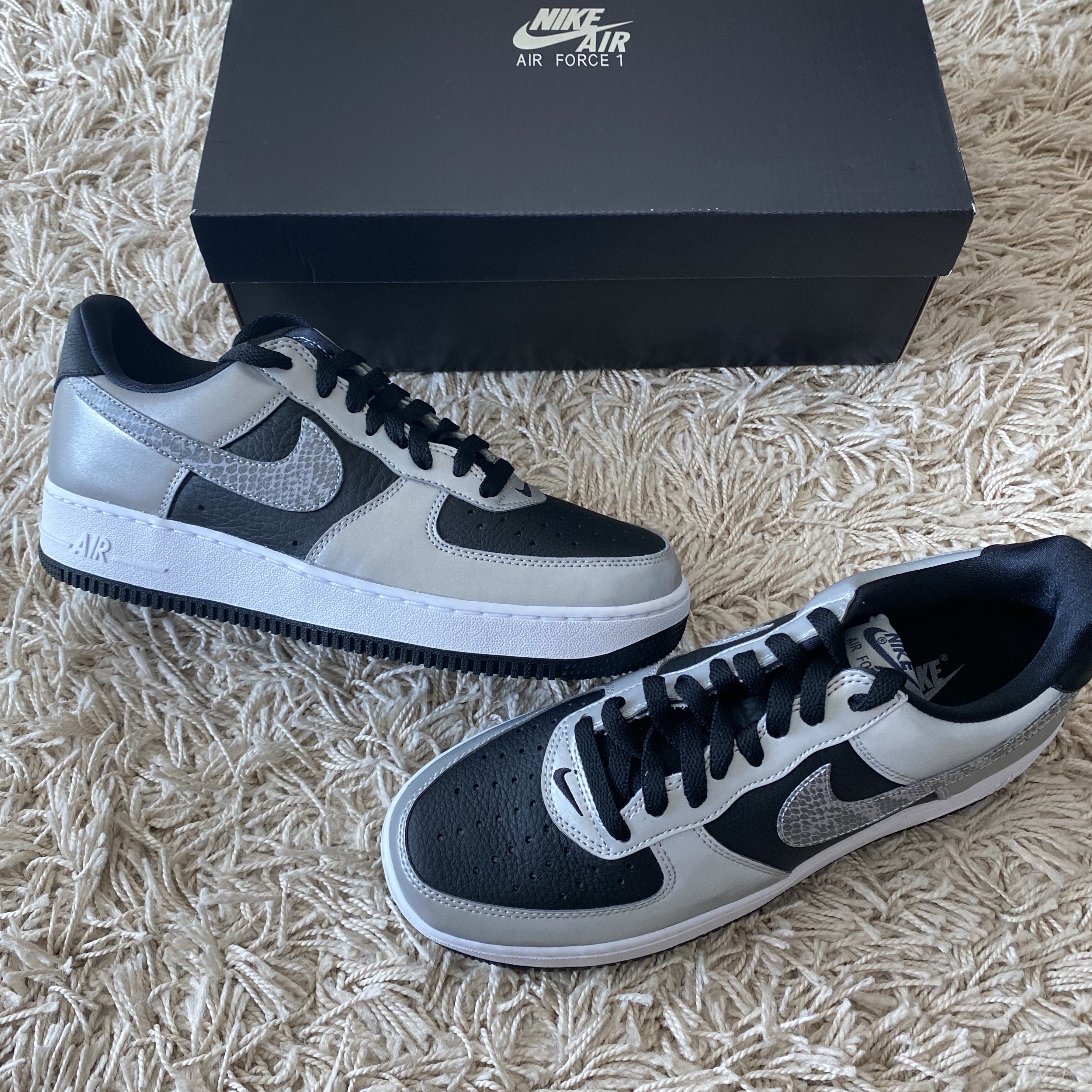 Nike Air Force 1 B Silver Snake 착용 스타일 - 1