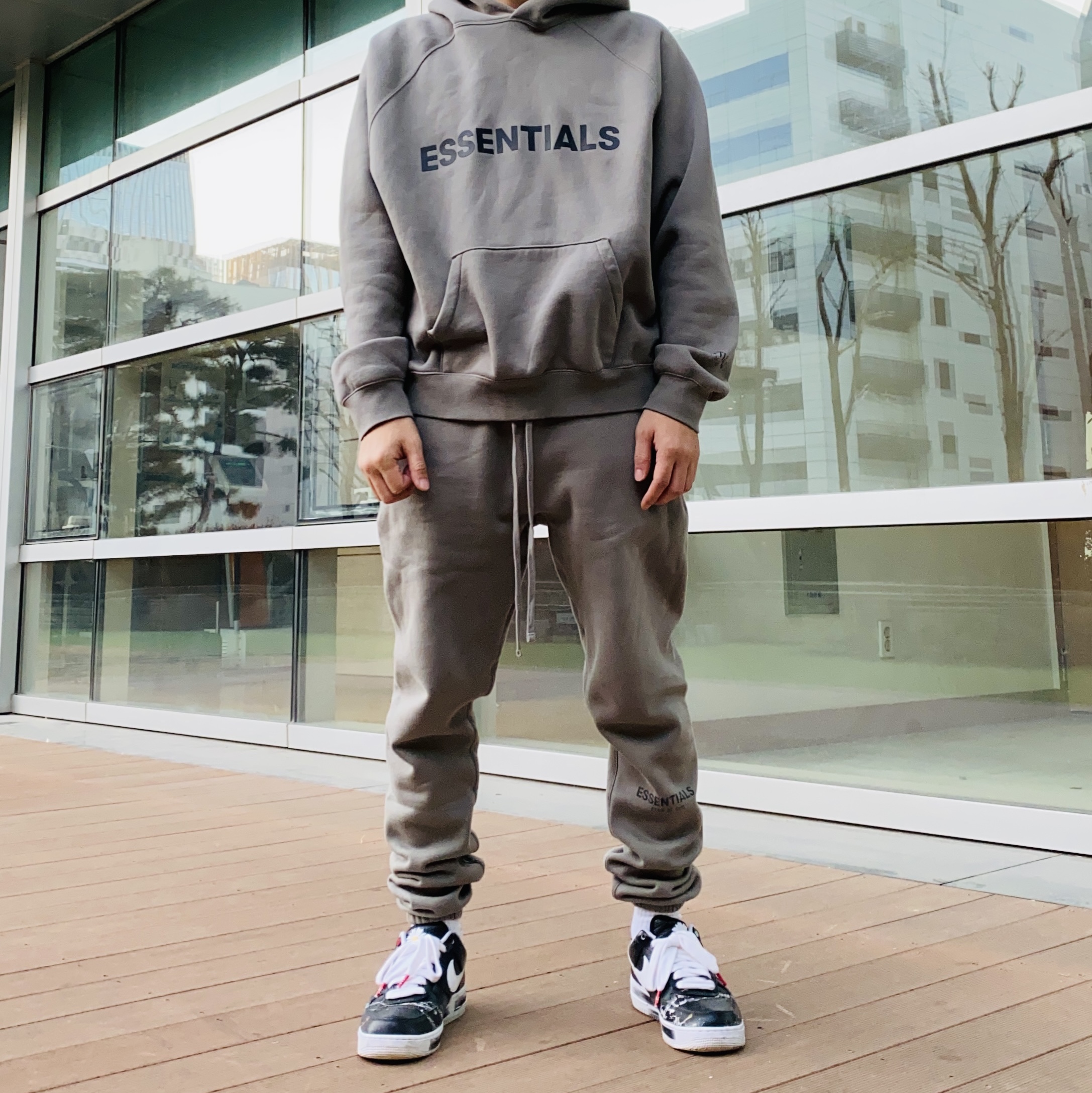 Essentials 3D Silicon Applique Pullover Hoodie Gray Flannel/Charcoal - 20SS, Essentials Sweatpants Cement - 20FW 착용 스타일