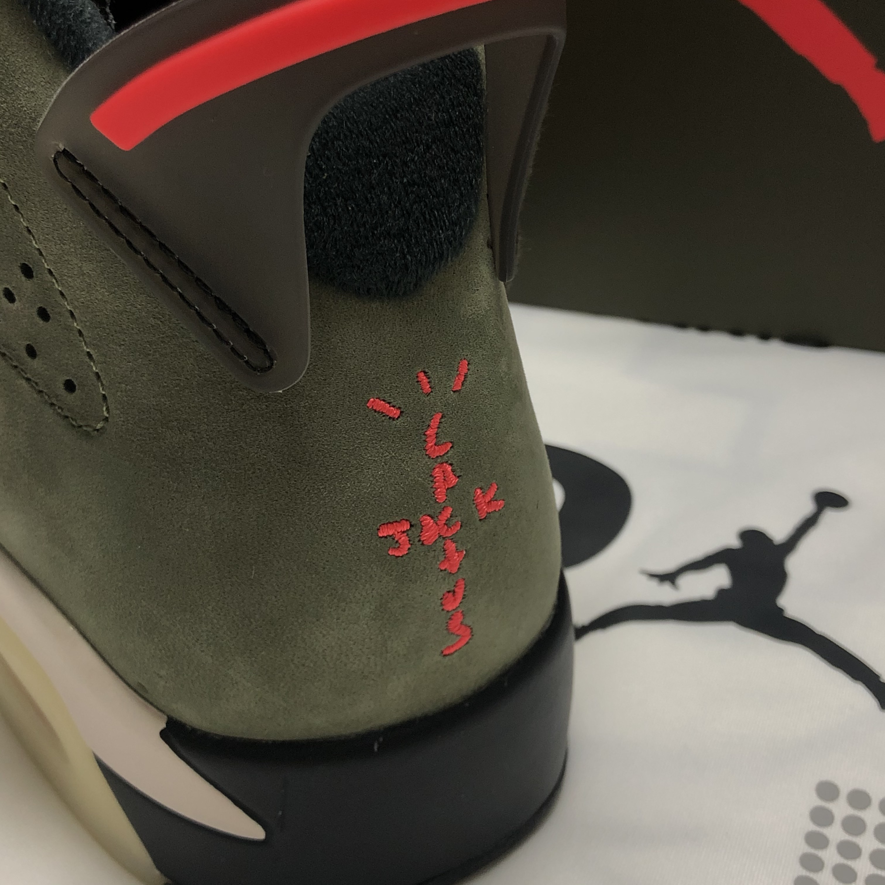 Jordan 6 x Travis Scott Retro Olive 착용 스타일 - 1
