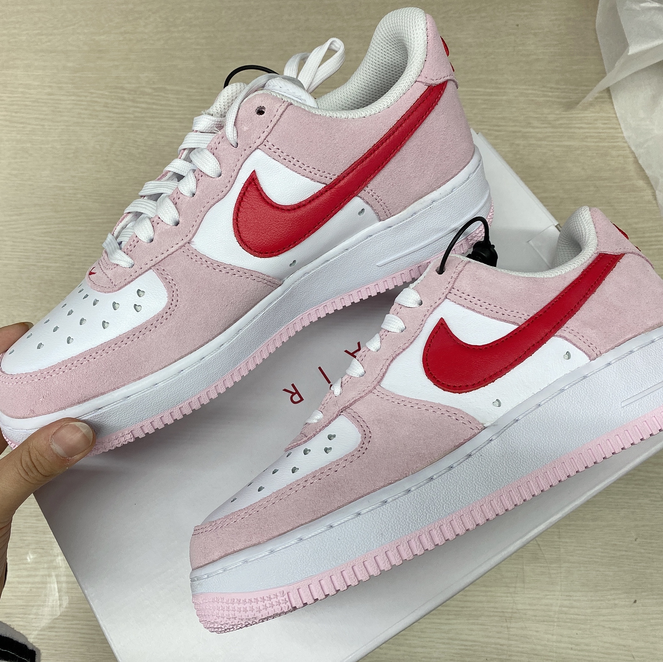 Nike Air Force 1 '07 QS Valentine's Day 착용 스타일