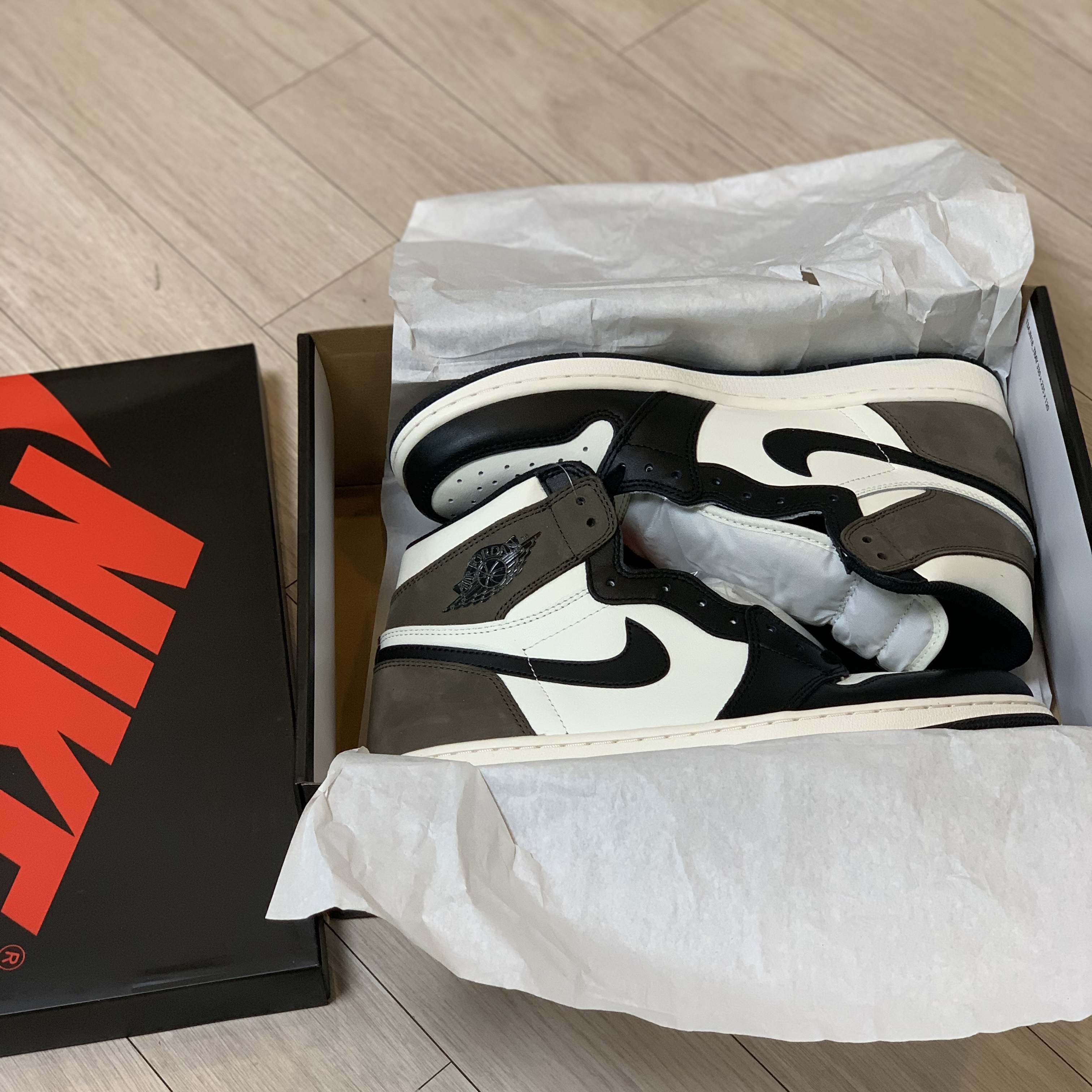 Jordan 1 Retro High OG Black Mocha 착용 스타일 - 1